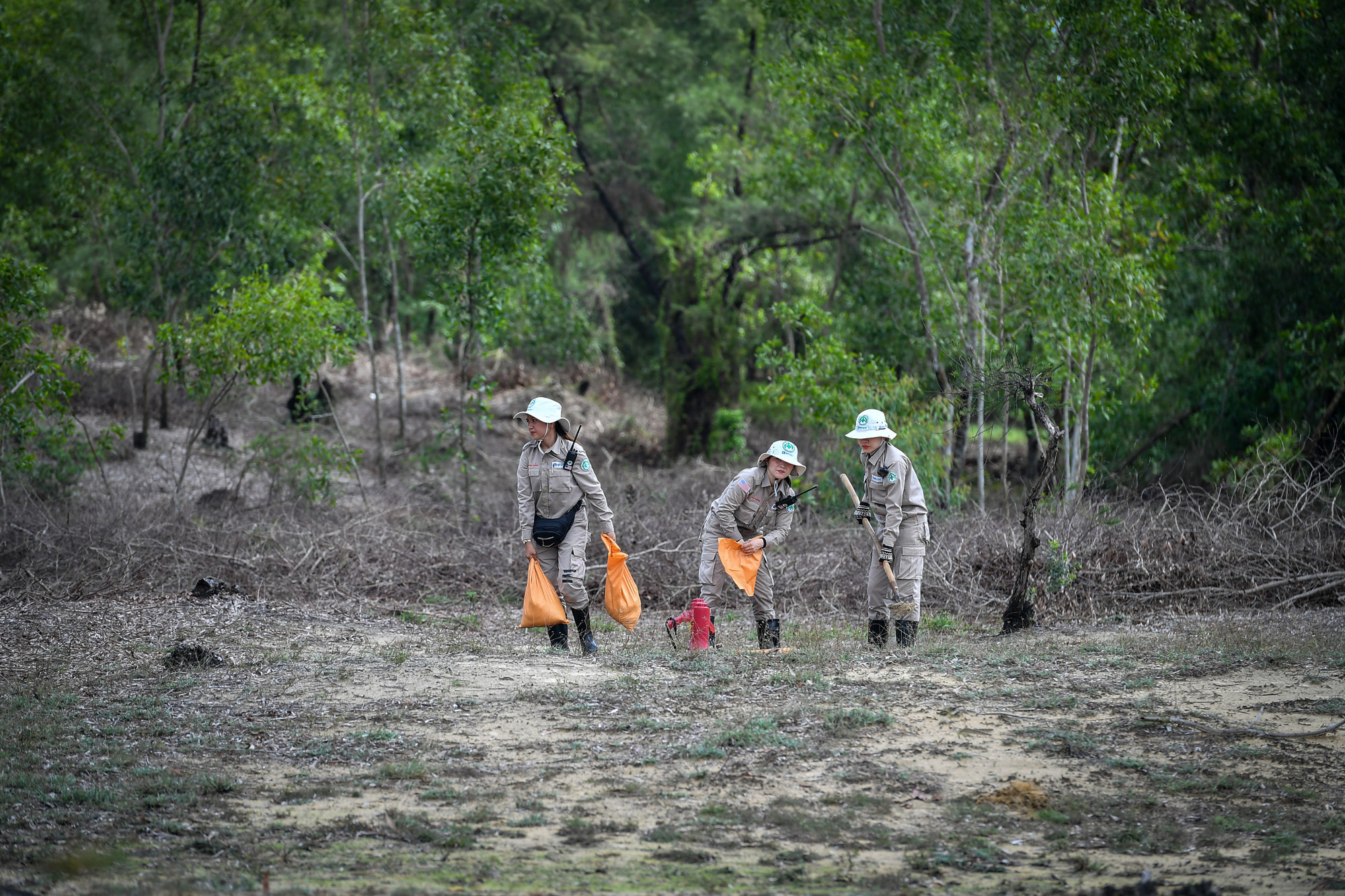 Các thành viên sẽ đào cát để chèn bên trong hố kích nổ, nhằm giảm sức văng của các mảnh đạn khi bị tiêu hủy.