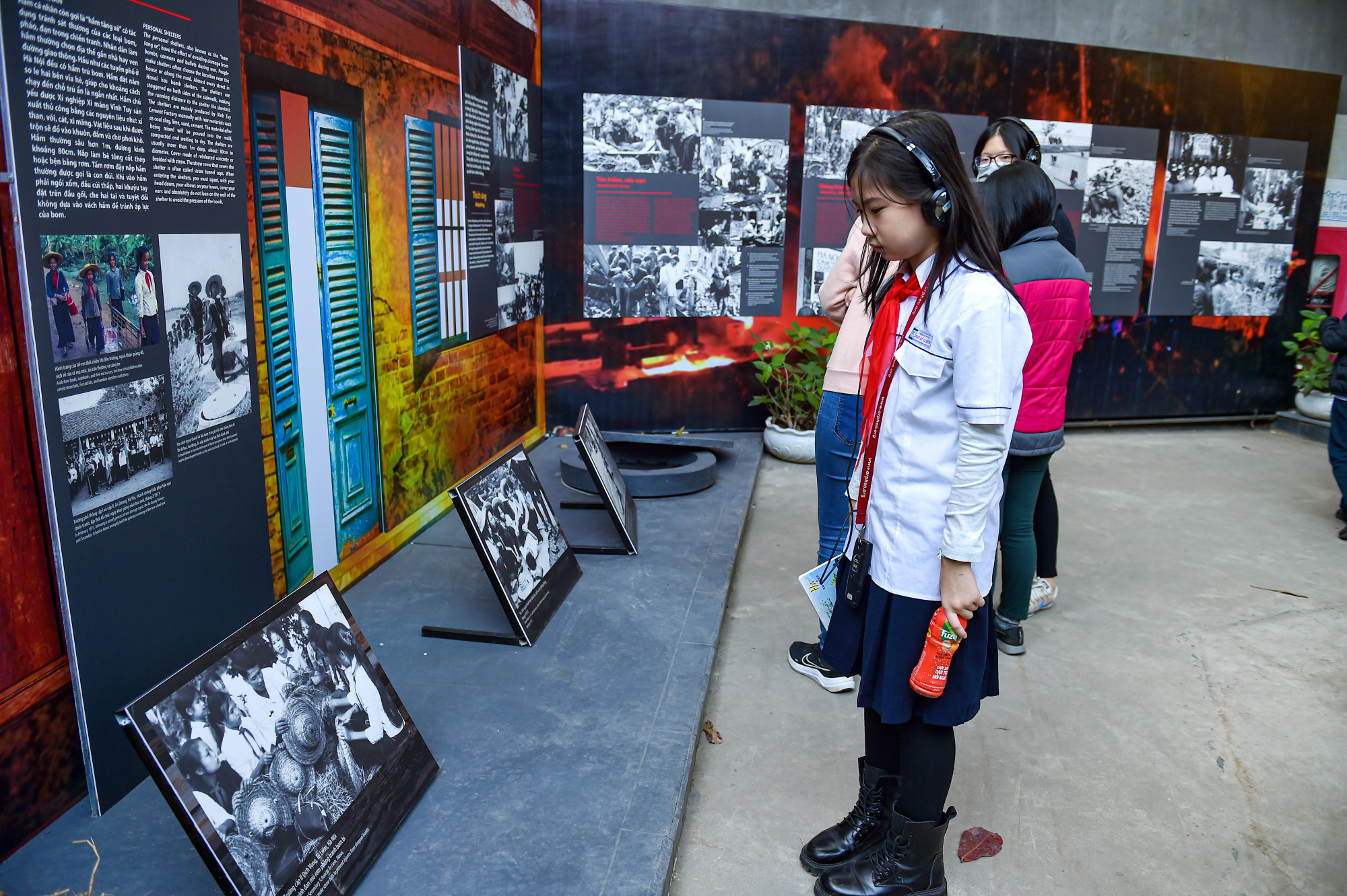 Nhiều bạn trẻ không khỏi xúc động khi tìm hiểu về những ngày lịch sử của Thủ đô.