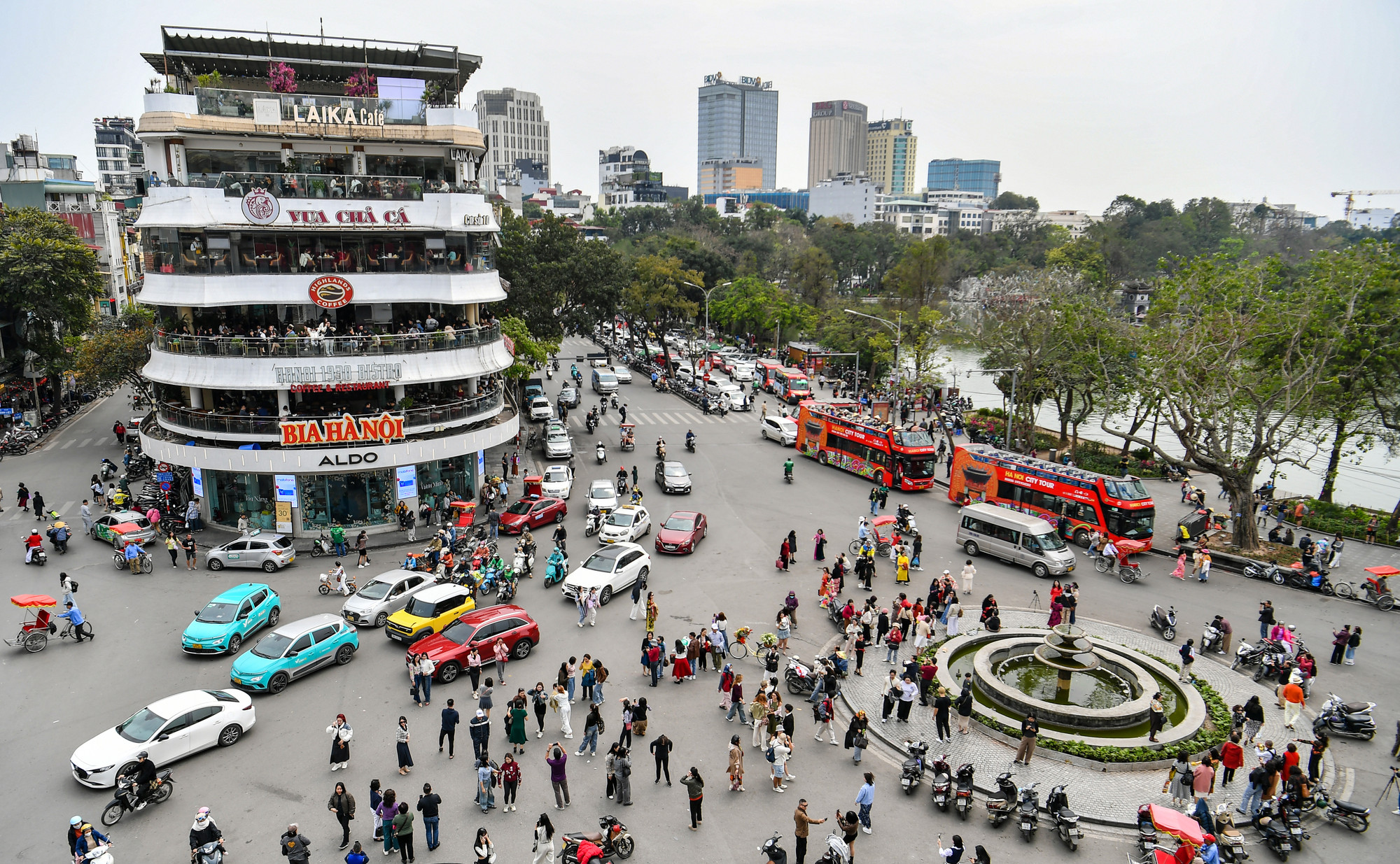 [Ảnh] Hàng nghìn người ghé thăm tòa nhà "Hàm cá mập" chụp ảnh trước khi bị tháo dỡ ảnh 17