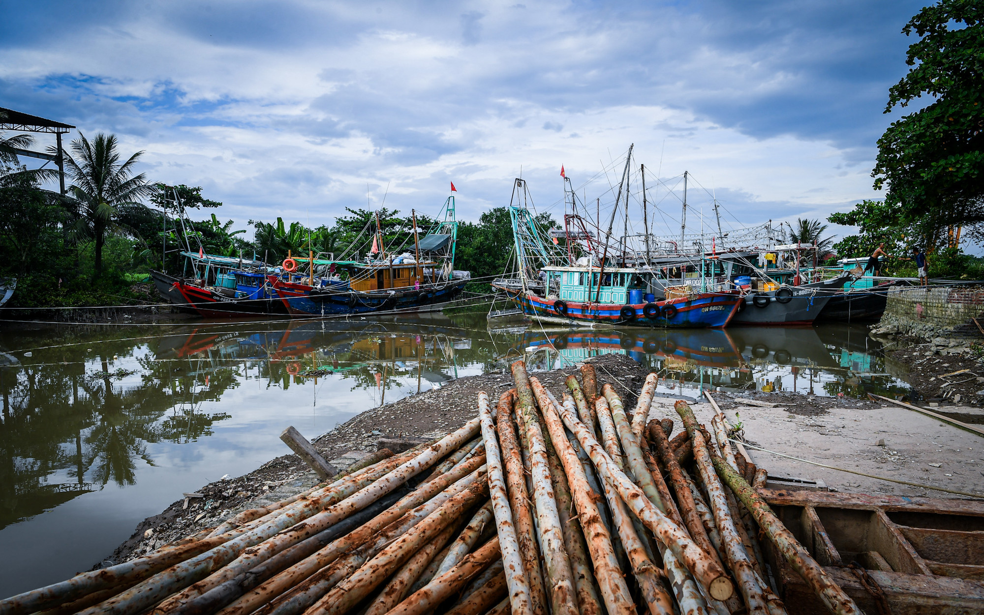 Tới chiều 6/9, trong khu neo đậu tại phường Tân An (Quảng Yên), đã có khoảng 20 chiếc thuyền neo đậu. Tất cả đều được gia cố chắc chắn.