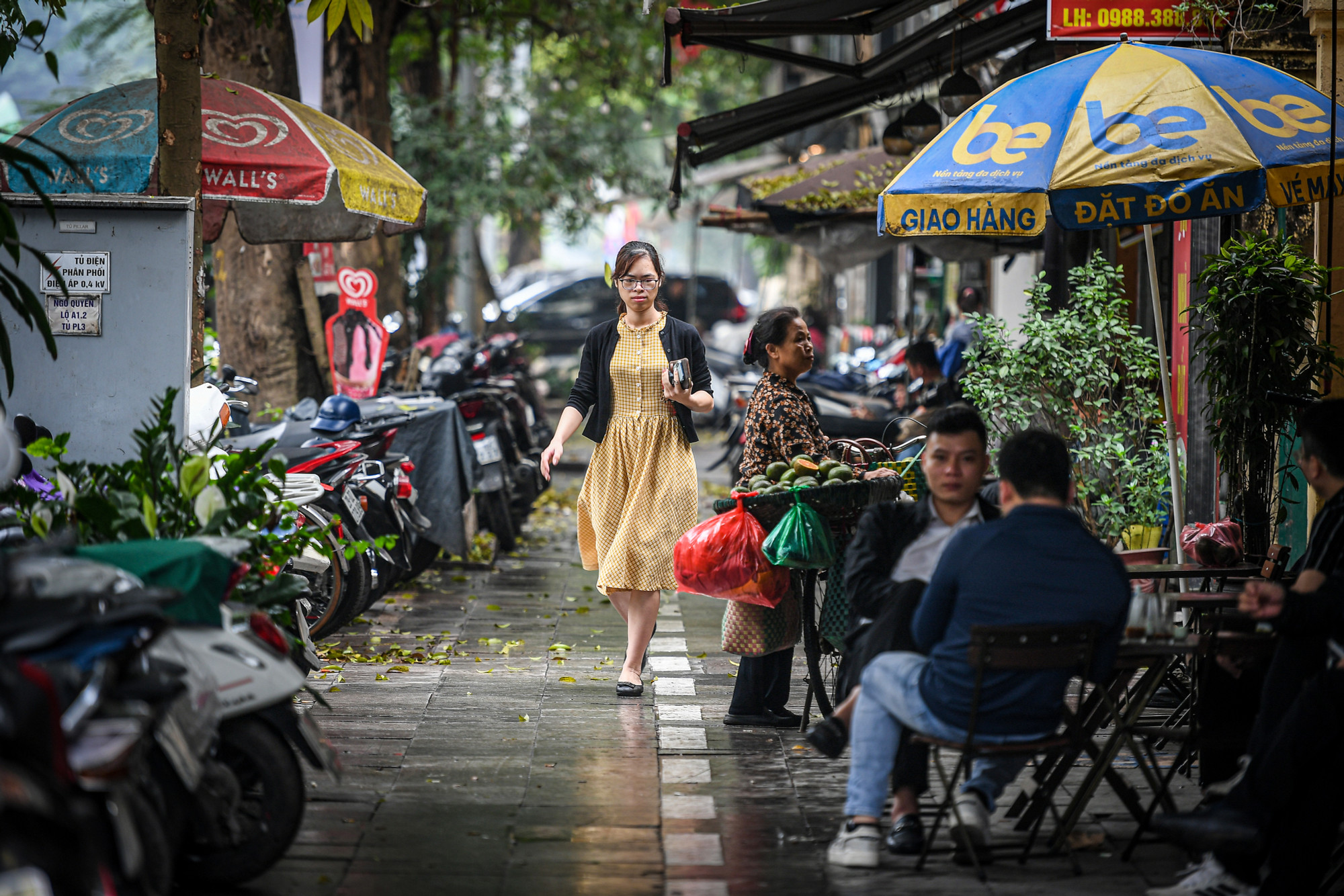 Bà Lưu Ngọc Yến (sinh năm 1969, số 26 phố Đồng Xuân) chia sẻ: Sau 1 tháng, hè phố đã thoáng đãng hơn, trật tự vỉa hè đã chuyển biến tích cực. Bà Yến cho hay, bản thân mình và rất nhiều người hoàn toàn đồng tình với chủ trương của thành phố Hà Nội và tuân thủ quy định của lực lượng chức năng.