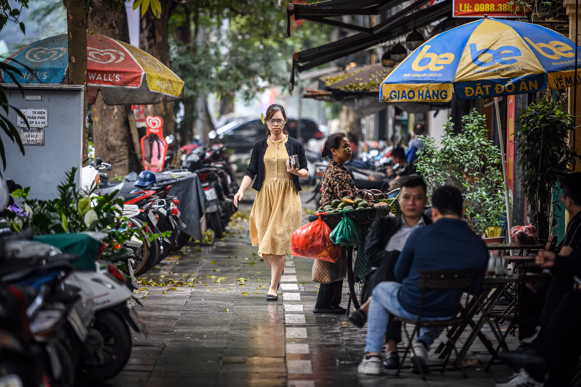 Bà Lưu Ngọc Yến (sinh năm 1969, số 26 phố Đồng Xuân) chia sẻ: Sau 1 tháng, hè phố đã thoáng đãng hơn, trật tự vỉa hè đã chuyển biến tích cực. Bà Yến cho hay, bản thân mình và rất nhiều người hoàn toàn đồng tình với chủ trương của thành phố Hà Nội và tuân thủ quy định của lực lượng chức năng.