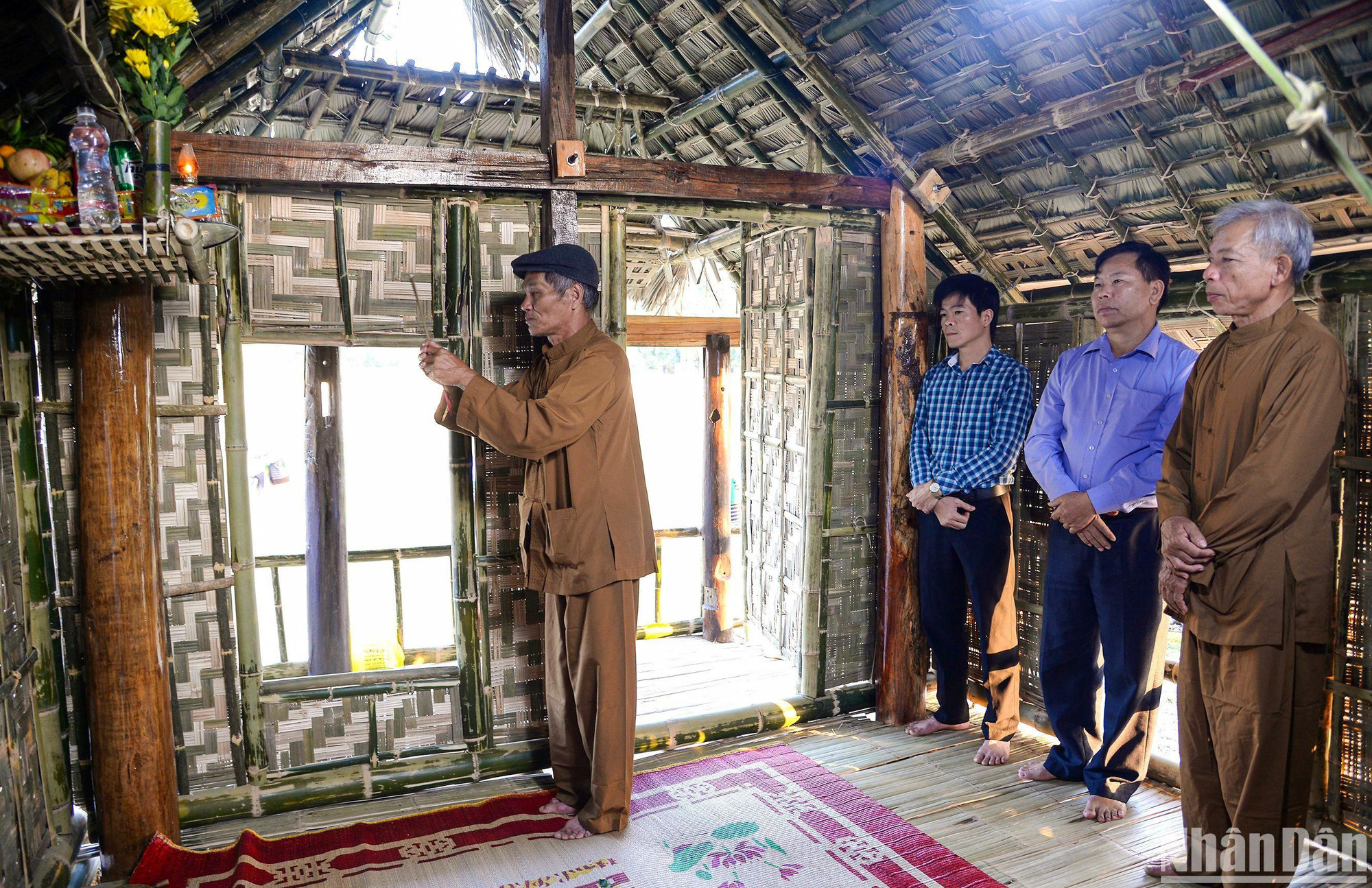 Thầy mo cùng làm lễ cúng tế, cầu xin thần Mó, thổ công Long mạch, thổ thần thổ Địa, phù hộ độ trì cho nước mó tuôn chảy không ngừng, nước về đầy đồng ao chuôm đầy nước, mùa màng tốt tươi. (Ảnh: MẠNH TRƯỜNG)