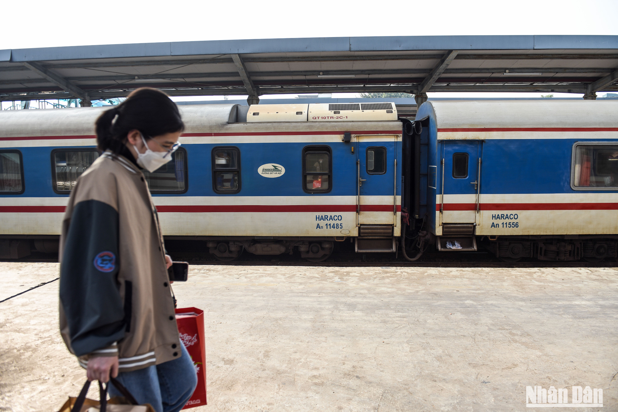 Hành khách vội vã lên chuyến tàu cuối về quê đón Tết.