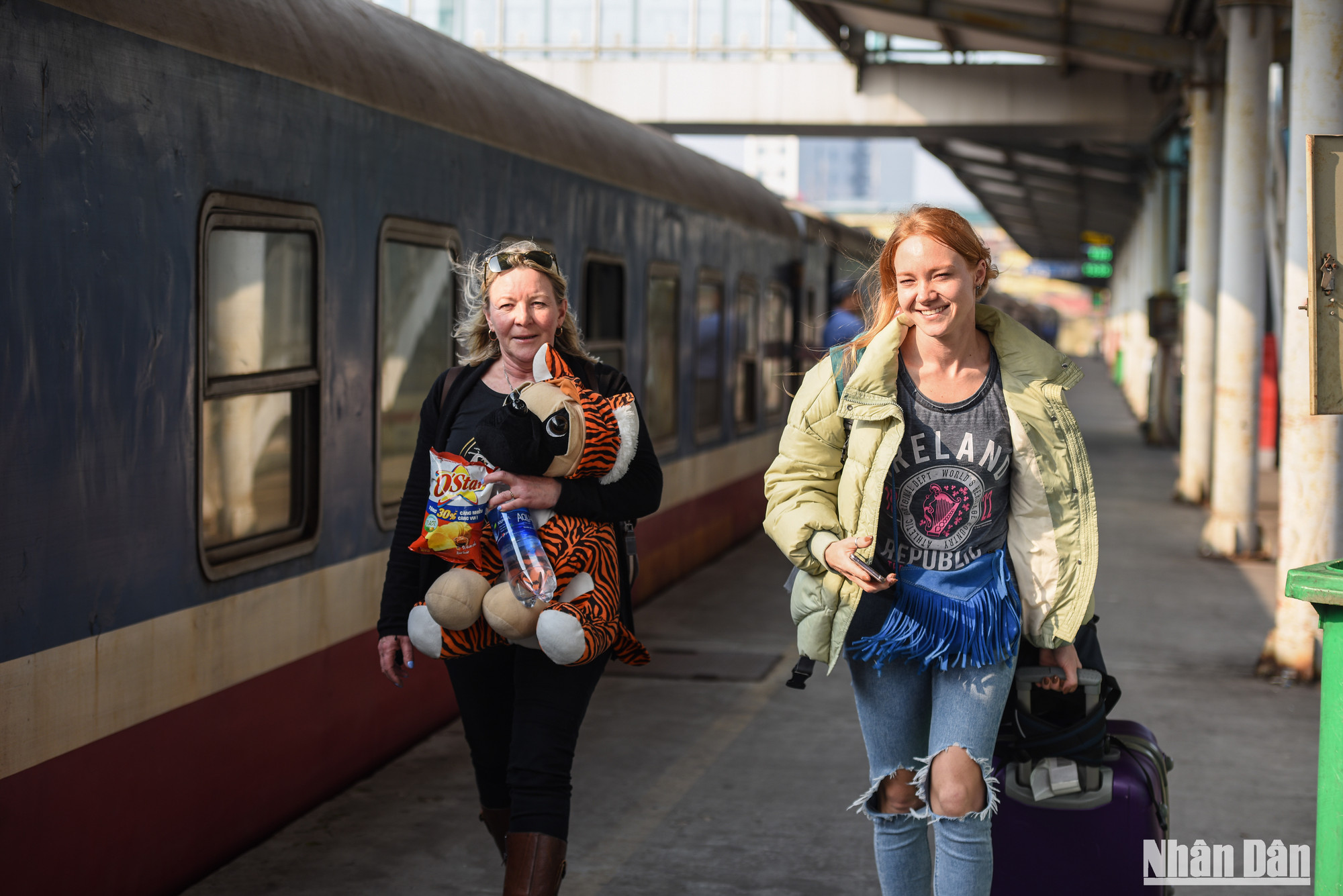 Nhiều du khách nước ngoài đón những chuyến tàu cuối để đến điểm du lịch đón Tết Nguyên đán.