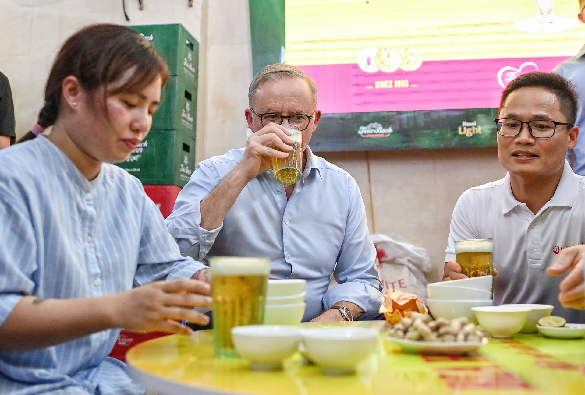 [Ảnh] Thủ tướng Australia Anthony Albanese uống bia hơi, ăn bánh mỳ Hà Nội ảnh 7