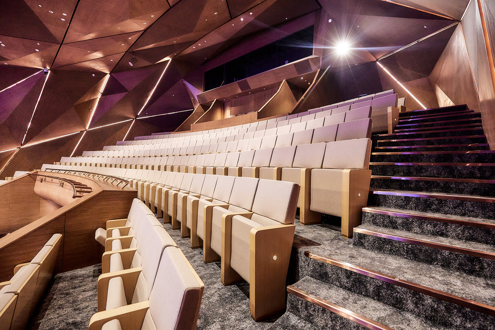 Dưới mỗi ghế ngồi của khán giả được trang bị miệng gió điều hòa giúp nhiệt độ được phân tán đều.