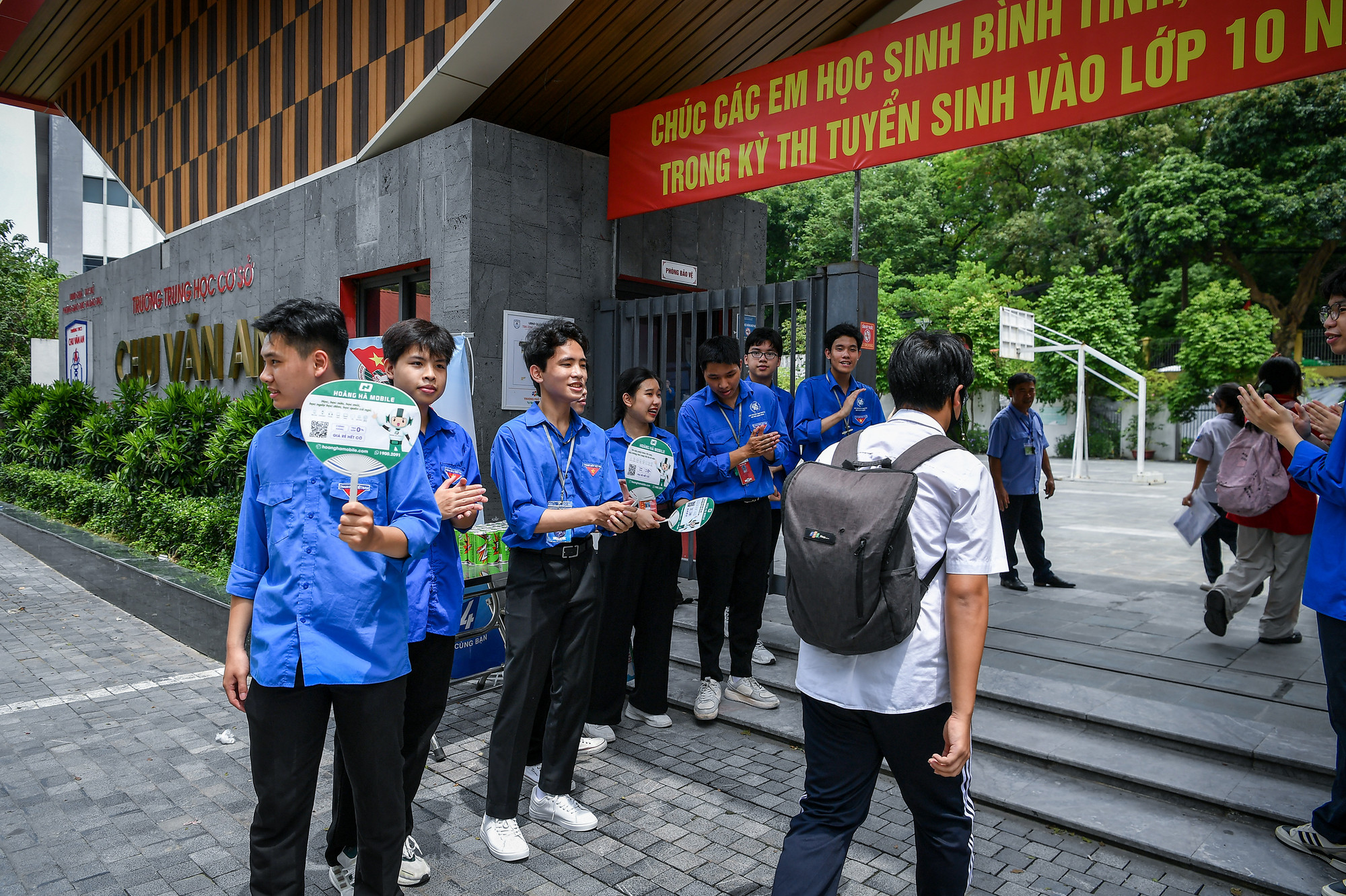 [Ảnh] Hơn 4.000 tình nguyện viên đồng hành, tiếp sức thí sinh thi vào lớp 10 tại Hà Nội ảnh 1