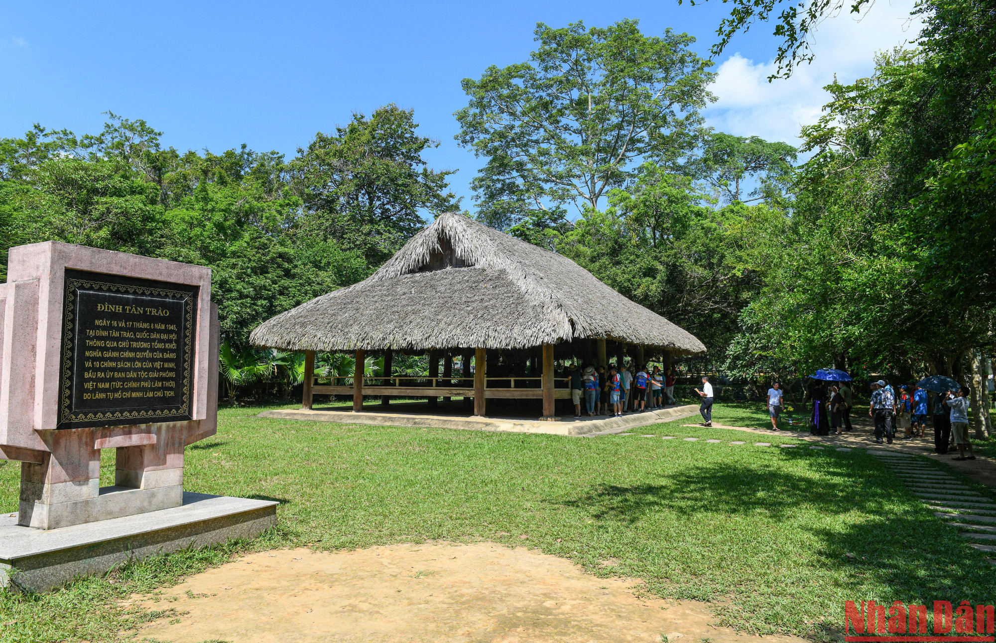 Đình Tân Trào – cách cây đa Tân Trào 500m về phía đông, là nơi họp Quốc dân Đại hội năm 1945.