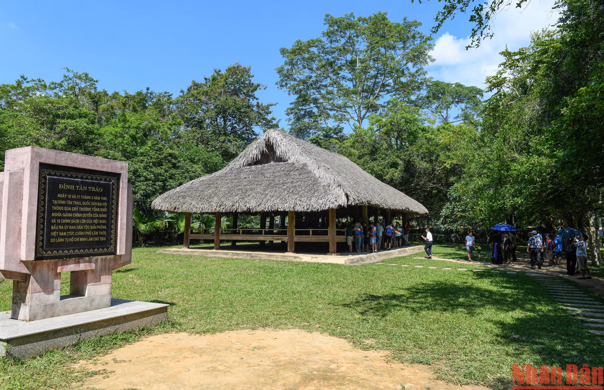 Đình Tân Trào – cách cây đa Tân Trào 500m về phía đông, là nơi họp Quốc dân Đại hội năm 1945. Đình Tân Trào – cách cây đa Tân Trào 500m về phía đông, là nơi họp Quốc dân Đại hội năm 1945.