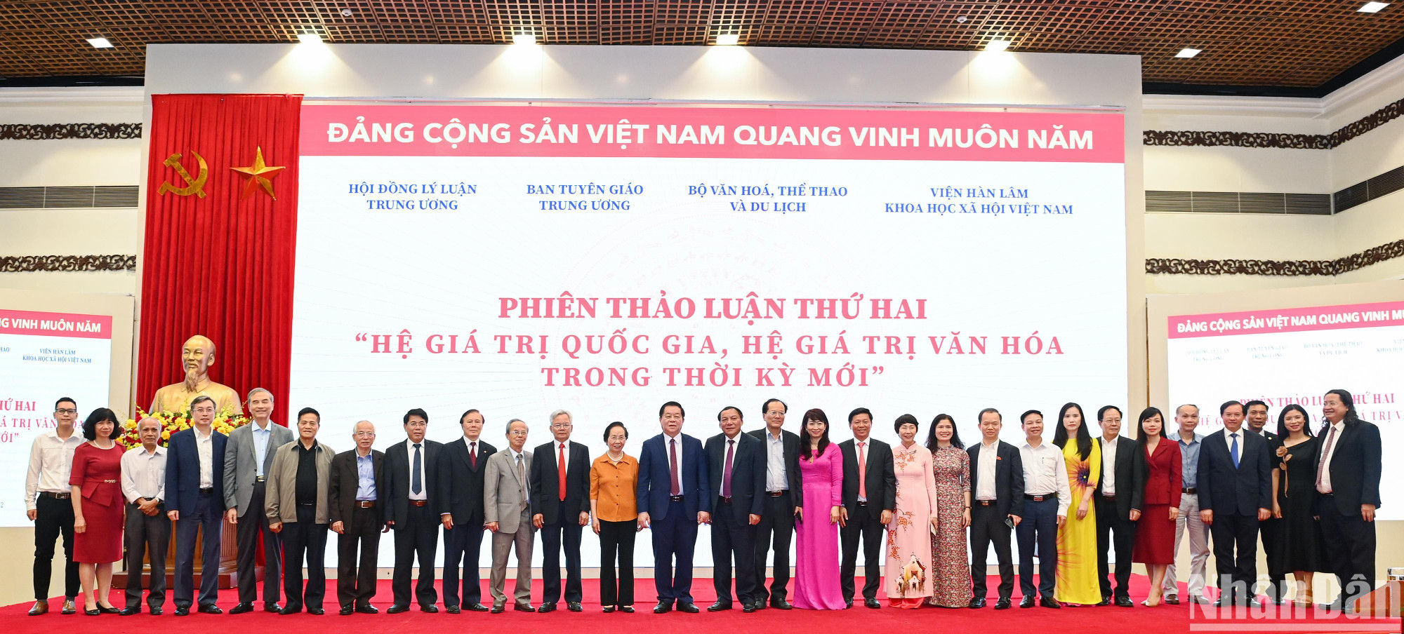 Đồng chí Nguyễn Trọng Nghĩa, Bí thư Trung ương Đảng, Trưởng Ban Tuyên giáo Trung ương cùng các đại biểu sau khi kết thúc Hội thảo quốc gia "Hệ giá trị quốc gia, hệ giá trị văn hóa, hệ giá trị gia đình và chuẩn mực con người Việt Nam trong thời kỳ mới”.