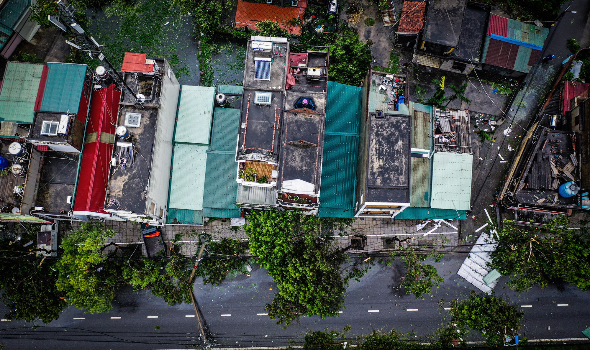 Ngày 7/9, bão số 3 đã quét qua tỉnh Quảng Ninh với sức gió mạnh nhất vùng gần tâm bão mạnh cấp 12-13 (118-149km/h), giật cấp 16. Sau nhiều giờ "quần thảo", cơn bão đã để lại hậu quả nghiêm trọng. Trong ảnh, một loạt ngôi nhà tại phường Cẩm Sơn, thành phố Cẩm Phả (Quảng Ninh) bị bay mái sau trận bão lịch sử.