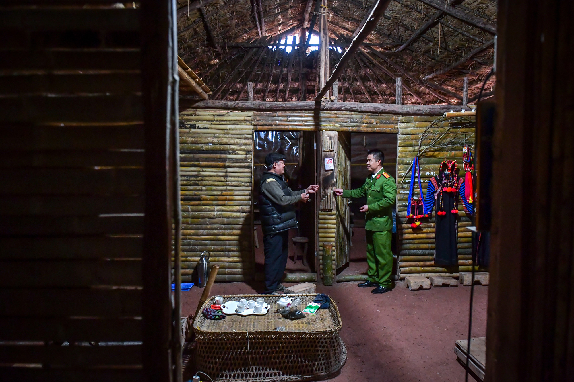 [Ảnh] Ngôi nhà trình tường cuối cùng ở ngã ba biên giới ảnh 14