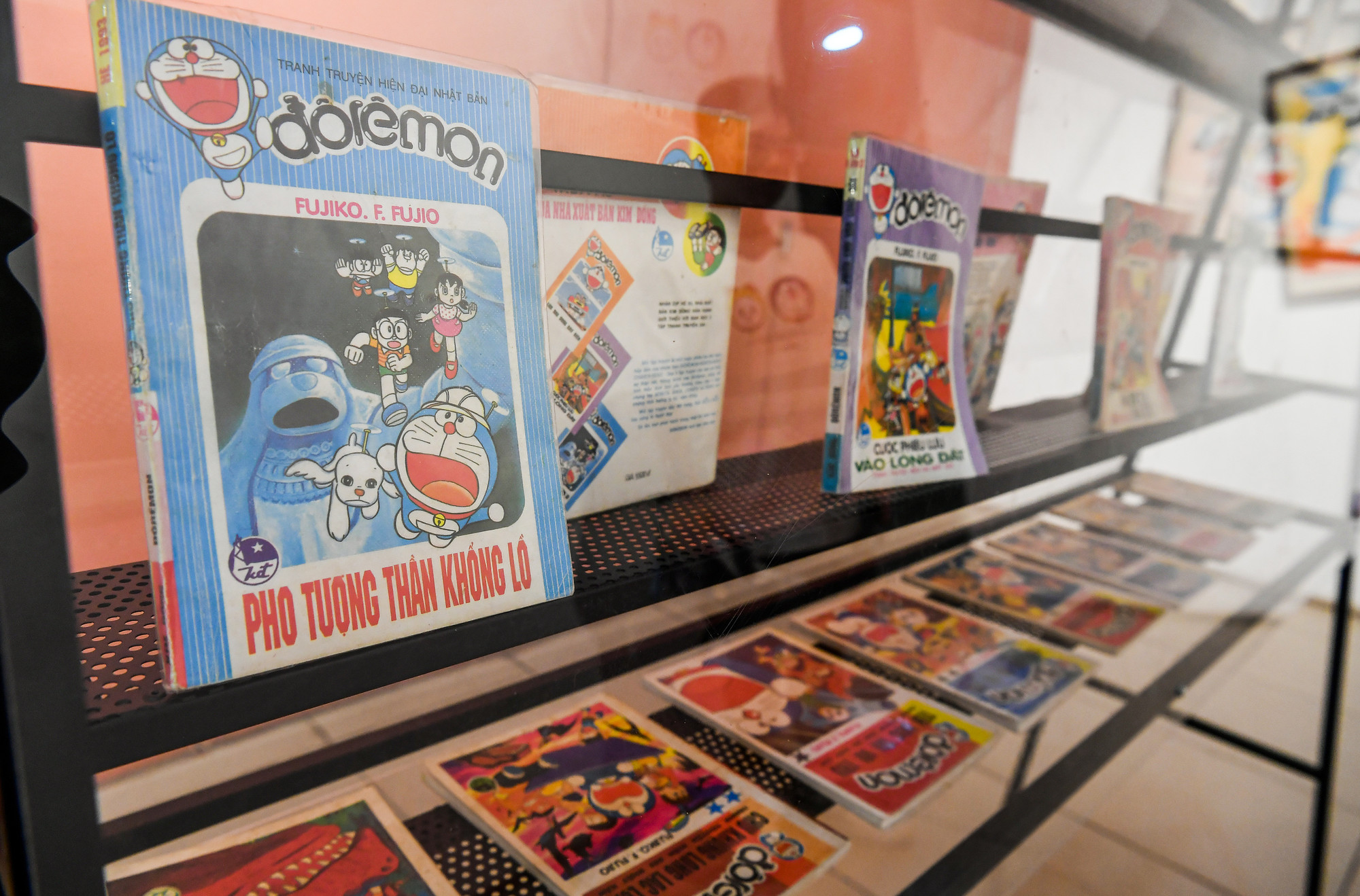 Dấu mốc tiếp theo trong hành trình "phiêu lưu của chú mèo máy xanh" là mùa hè năm 1993, những tập truyện dài đầu tiên, bao gồm: Lâu đài dưới đáy biển, Cuộc phiêu lưu vào lòng đất, Pho tượng thần khổng lồ... được xuất bản. Dấu mốc tiếp theo trong hành trình "phiêu lưu của chú mèo máy xanh" là mùa hè năm 1993, những tập truyện dài đầu tiên, bao gồm: Lâu đài dưới đáy biển, Cuộc phiêu lưu vào lòng đất, Pho tượng thần khổng lồ... được xuất bản.