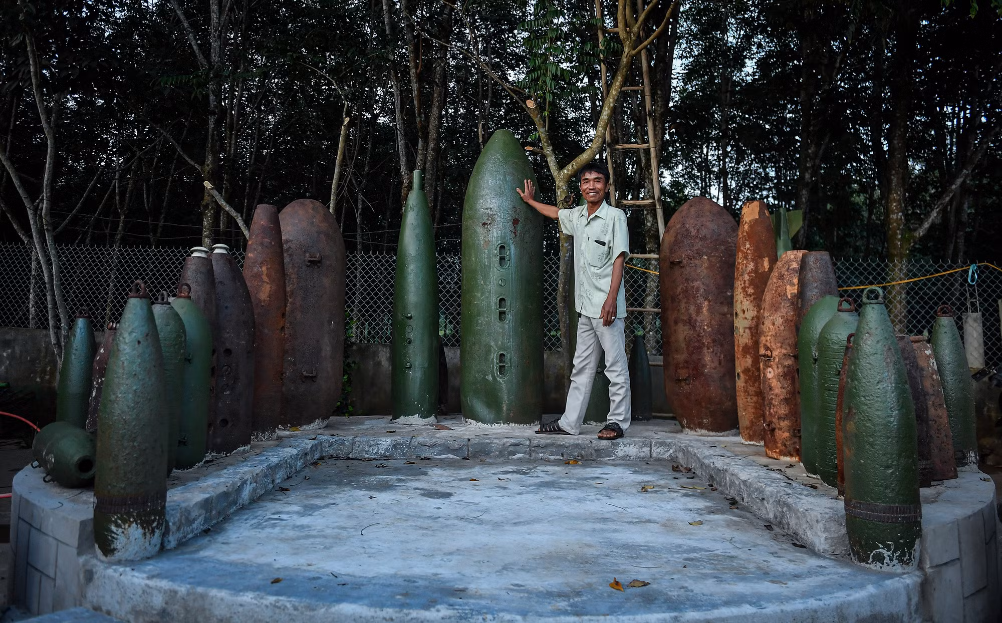 Anh Phan Tấn Hoàng cho hay, trước đây, Hải Thái được mệnh danh là "xóm bom" khi người dân sinh sống bằng nghề tìm kiếm, xử lý phế liệu chiến tranh. Khoảnh sân anh đang đứng từng là điểm tập kết của cơ man những vỏ bom, đạn, máy móc, khí tài quân sự thời hậu chiến.