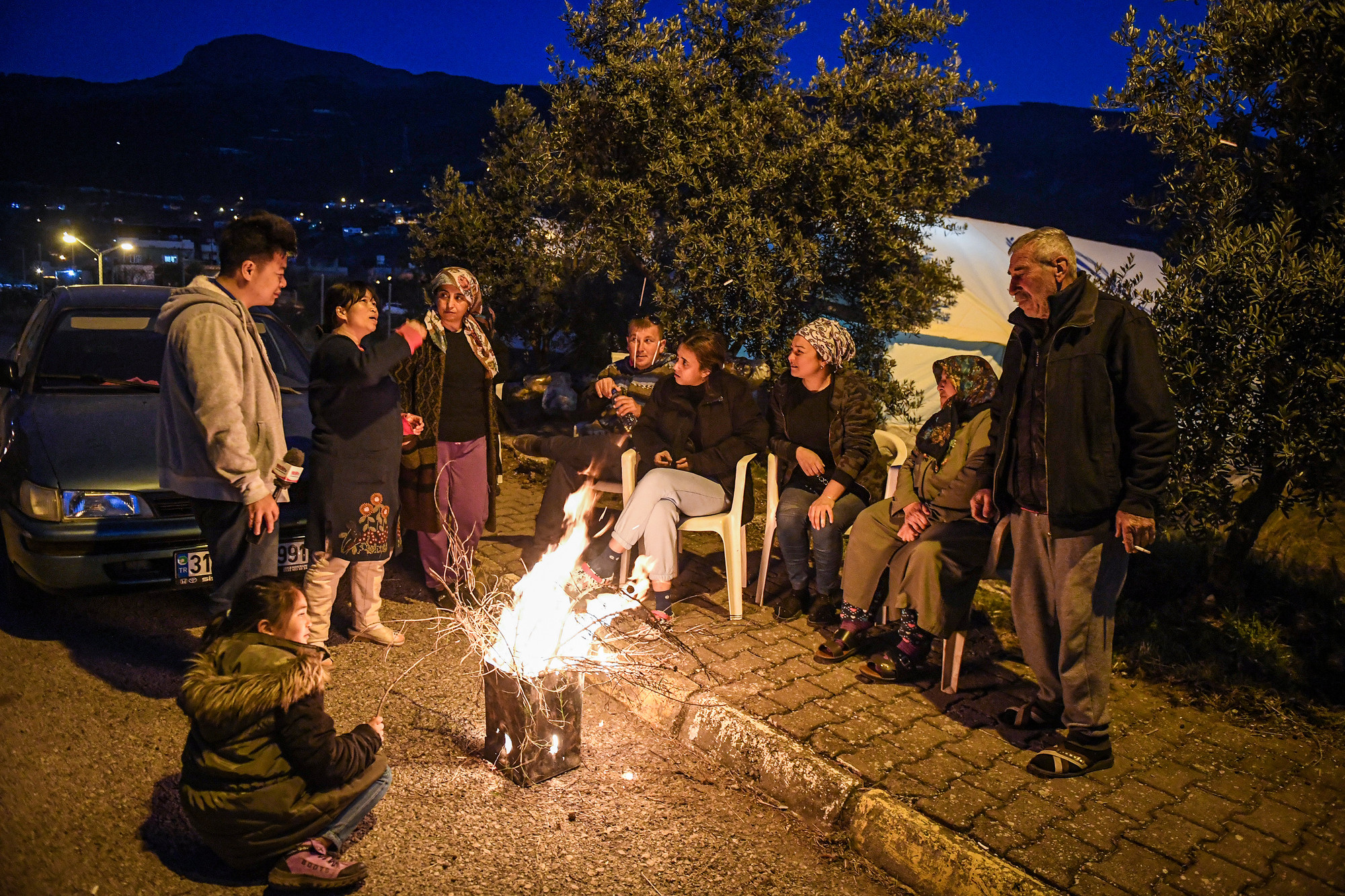 Để chống lại cái lạnh, họ quây quần lại bên nhau để cùng sưởi ấm bên bếp lửa. Trong ảnh, những người dân tại Iskenderun (Hatay) cùng nhau trò chuyện về cuộc sống hiện tại, cũng như những ước mong cho tương lai.