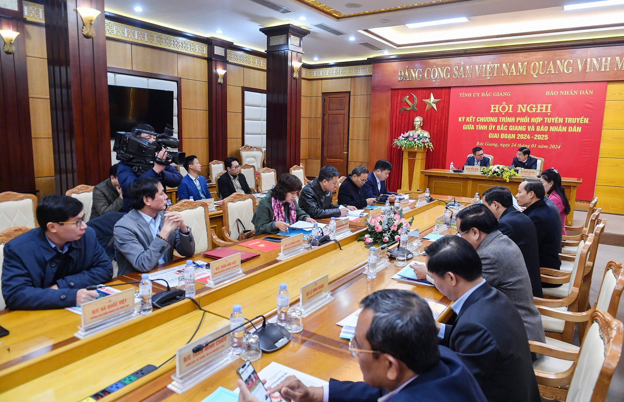 Quang cảnh buổi làm việc.