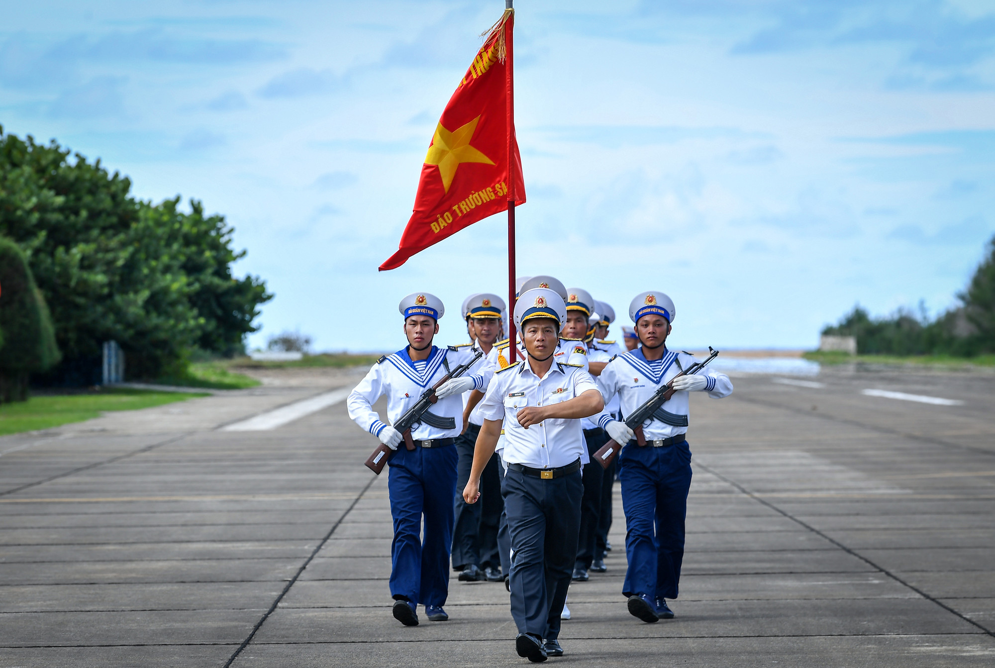 [Ảnh] Xúc động, tự hào buổi lễ chào cờ và duyệt đội ngũ trên đảo Trường Sa ảnh 5