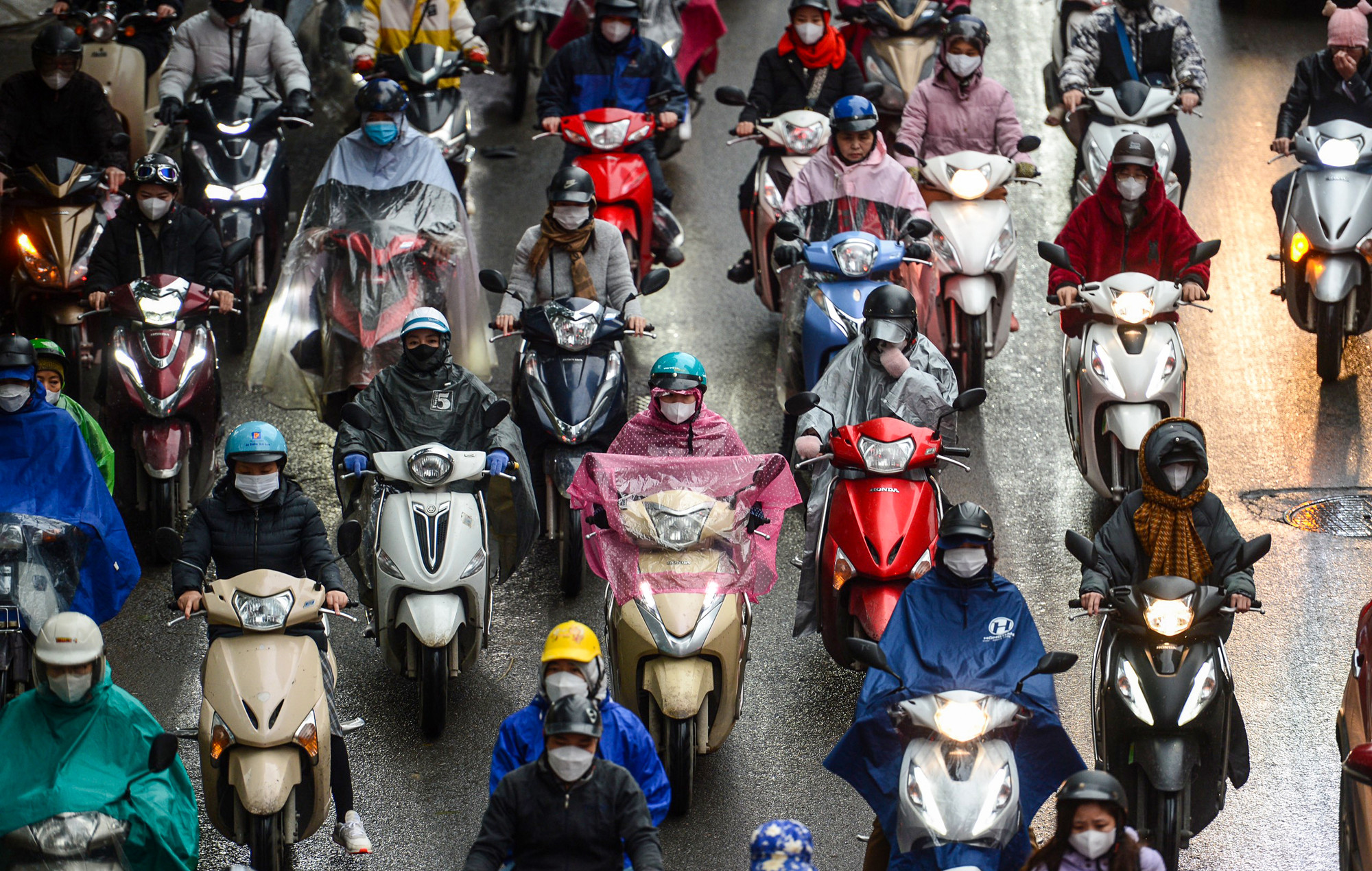 [Ảnh] Hà Nội 12 độ C, người dân chật vật đi làm trong mưa lạnh ảnh 6