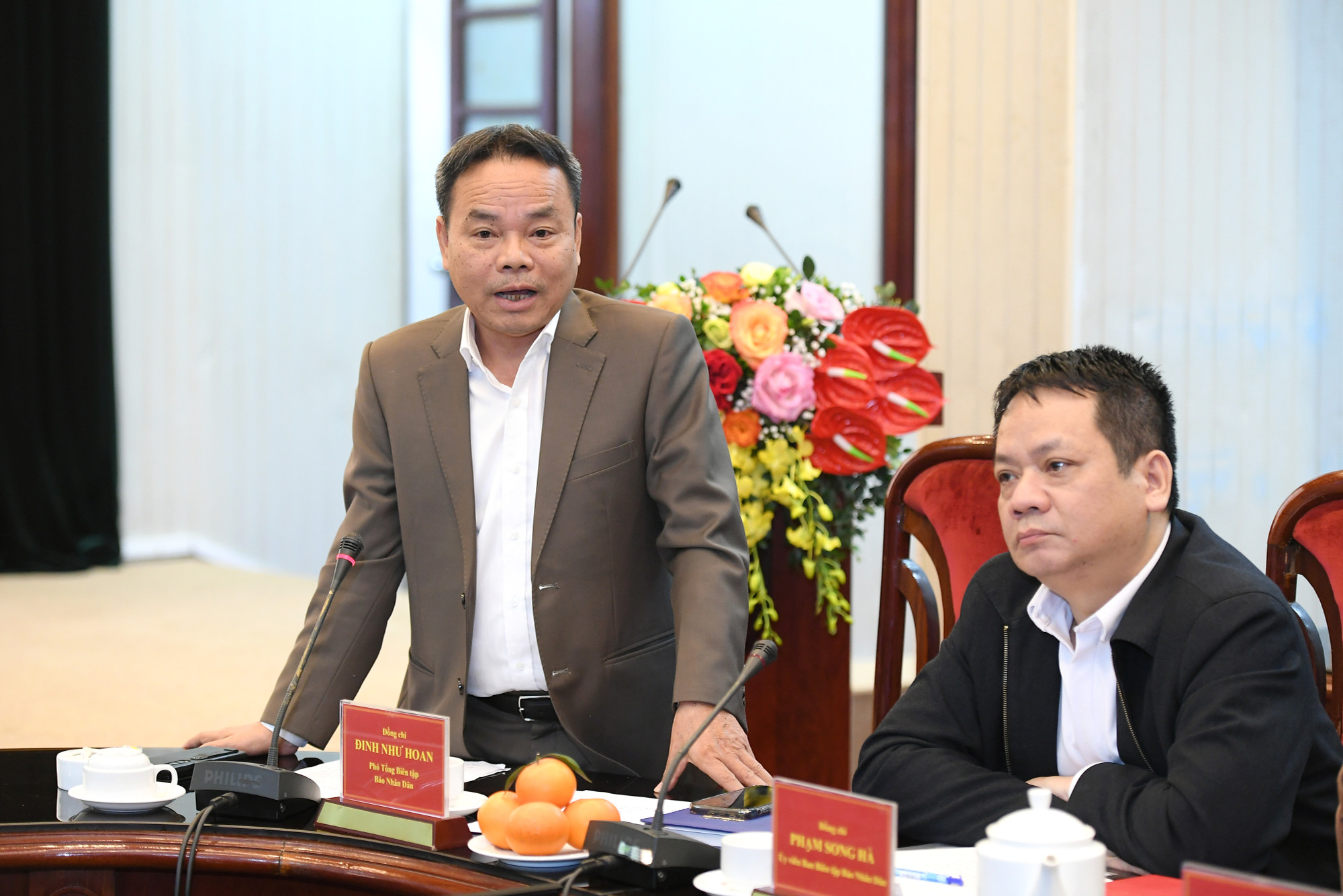 Thông tin về kế hoạch triển khai Cuộc thi, đồng chí Đinh Như Hoan nhấn mạnh, tất cả các ấn phẩm của Báo Nhân Dân sẽ tham gia tuyên truyền, lan tỏa ý nghĩa của Cuộc thi, đồng thời trực tiếp triển khai các chuyên đề, bài viết để tham dự. Cùng với đó, Báo Nhân Dân cũng sẽ phối hợp hệ thống báo Đảng ở địa phương và huy động một số tờ báo điện tử lớn mở cửa tham gia.