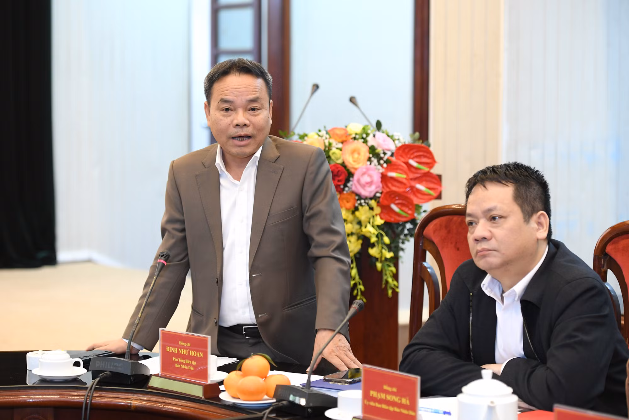 Thông tin về kế hoạch triển khai Cuộc thi, đồng chí Đinh Như Hoan nhấn mạnh, tất cả các ấn phẩm của Báo Nhân Dân sẽ tham gia tuyên truyền, lan tỏa ý nghĩa của Cuộc thi, đồng thời trực tiếp triển khai các chuyên đề, bài viết để tham dự. Cùng với đó, Báo Nhân Dân cũng sẽ phối hợp hệ thống báo Đảng ở địa phương và huy động một số tờ báo điện tử lớn mở cửa tham gia.