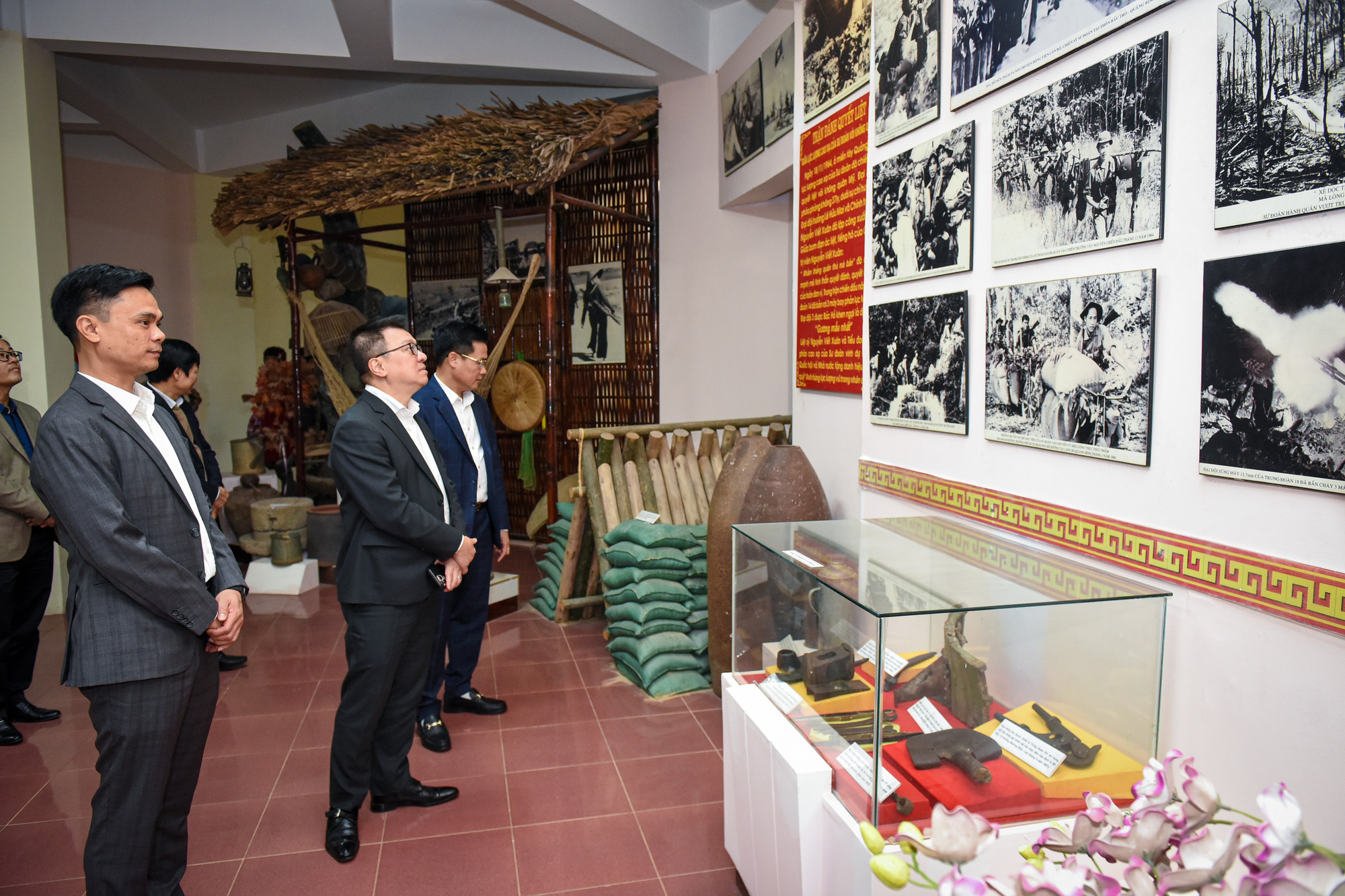 Đồng chí Lê Quốc Minh, Tổng Biên tập Báo Nhân Dân cùng các đại biểu tham quan trưng bày. Đồng chí Lê Quốc Minh, Tổng Biên tập Báo Nhân Dân cùng các đại biểu tham quan trưng bày.
