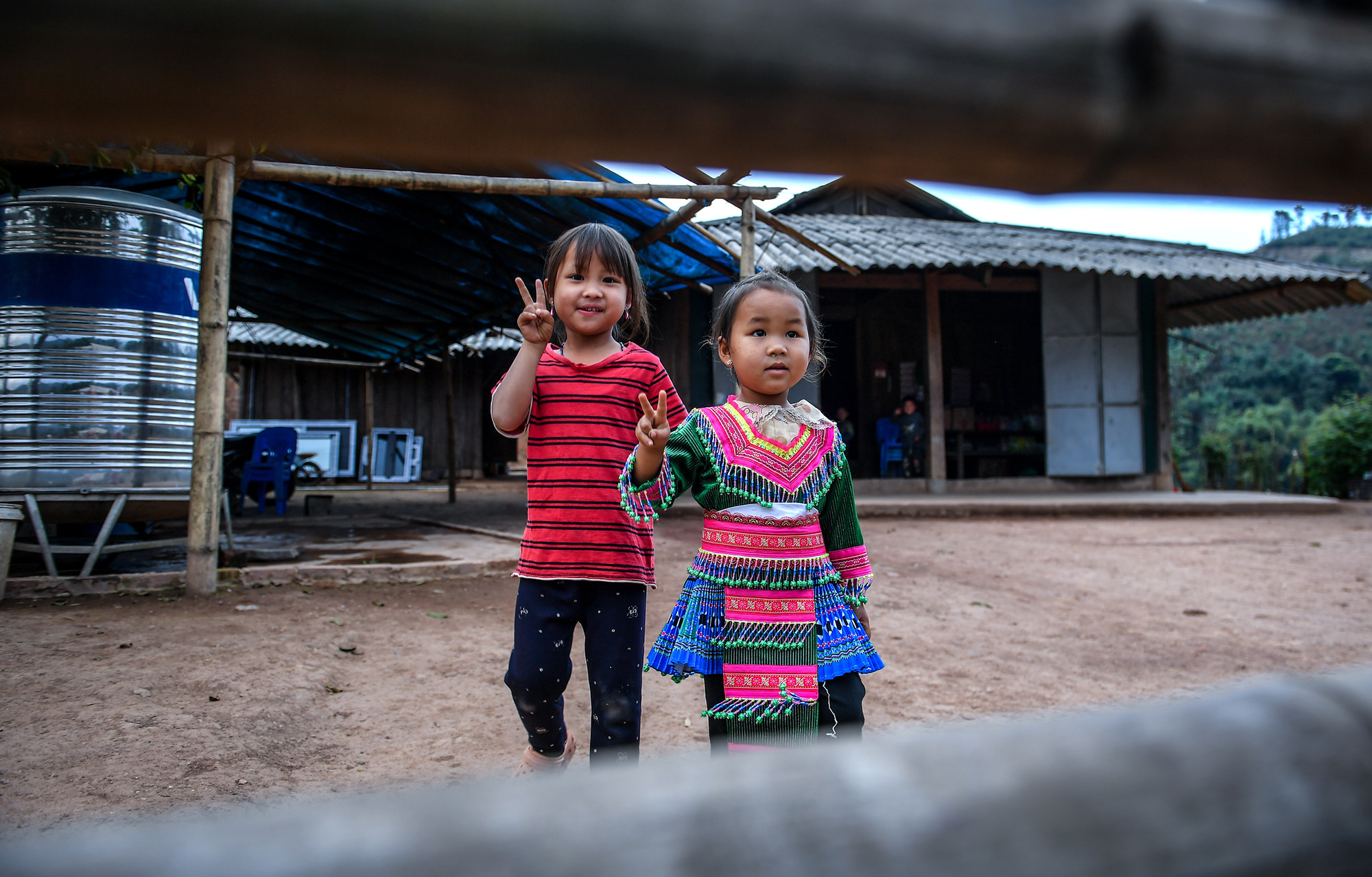 Đến lượt mình, thế hệ tiếp theo tại bản Huổi Khon đang tiếp tục lớn lên, chung sức để phát triển mảnh đất biên cương này... Đến lượt mình, thế hệ tiếp theo tại bản Huổi Khon đang tiếp tục lớn lên, chung sức để phát triển mảnh đất biên cương này...