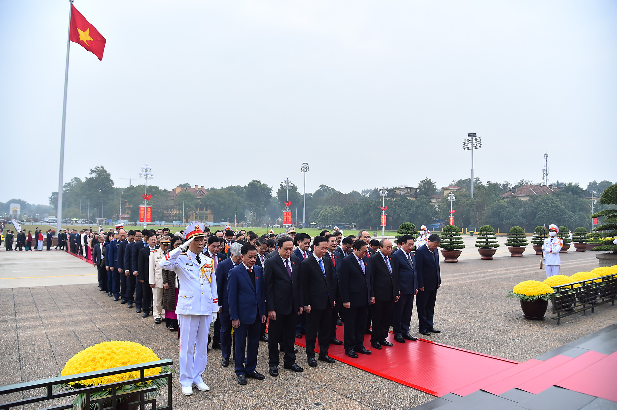 Trước khi tham dự lễ khai mạc Kỳ họp bất thường lần thứ 2, sáng 5/1, các đồng chí lãnh đạo Đảng, Nhà nước cùng các đại biểu Quốc hội dâng hoa, vào Lăng viếng Chủ tịch Hồ Chí Minh.