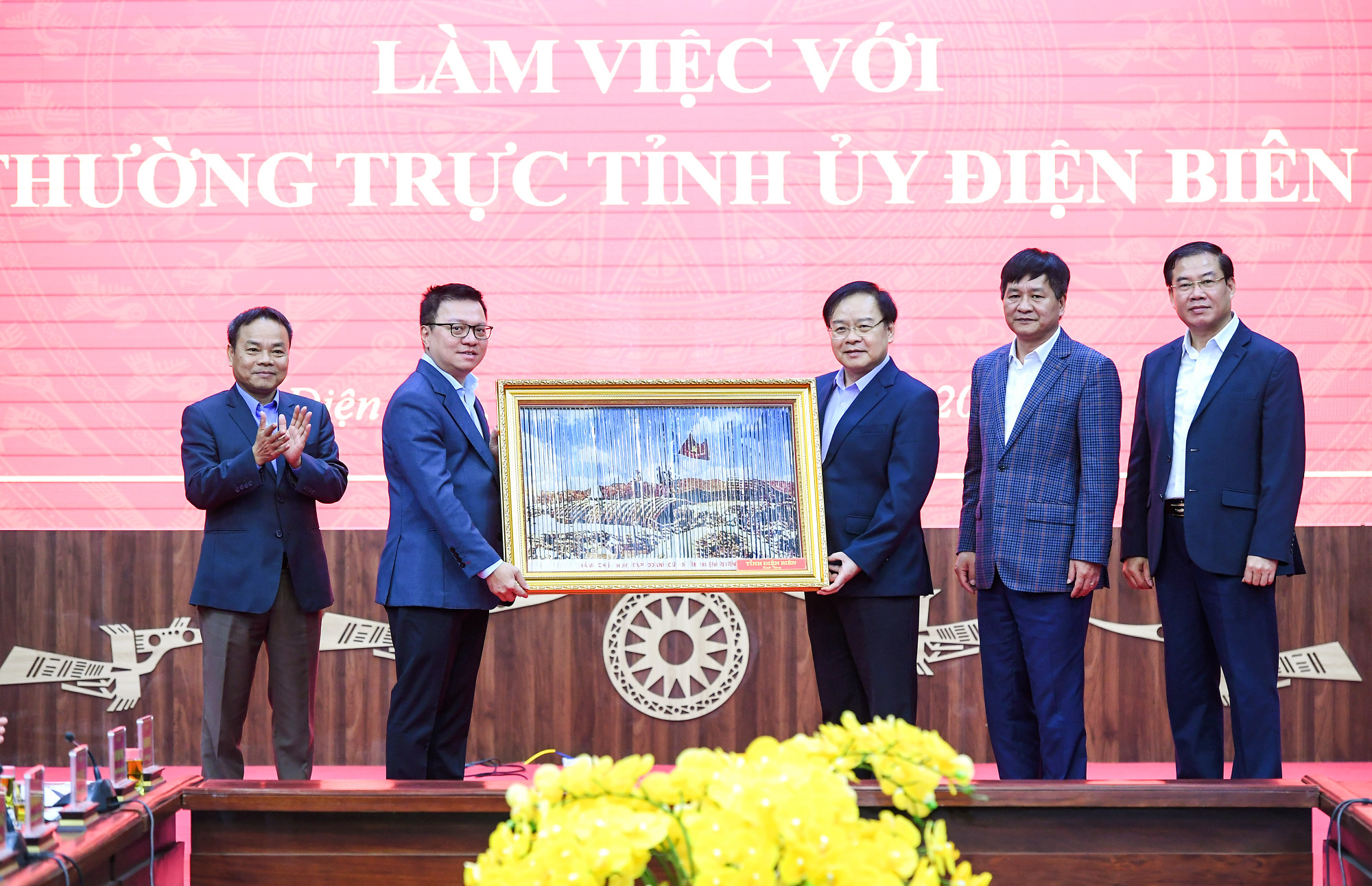 [Ảnh] Đoàn công tác Báo Nhân Dân làm việc với Tỉnh ủy Điện Biên ảnh 6