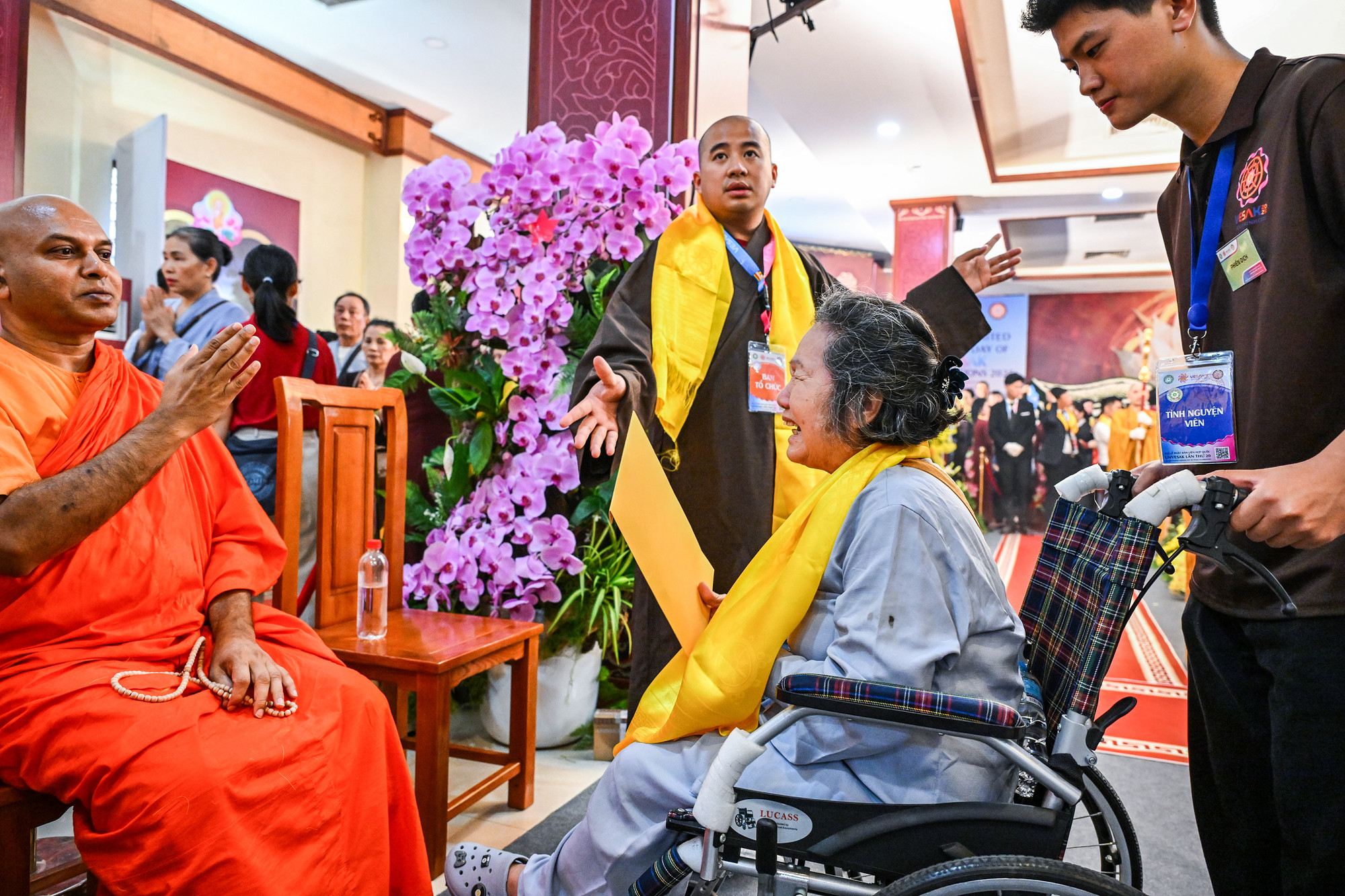 Những người già sau khi được chiêm bái xá lợi Đức Phật chào hỏi chào các sư thầy Ấn Độ.