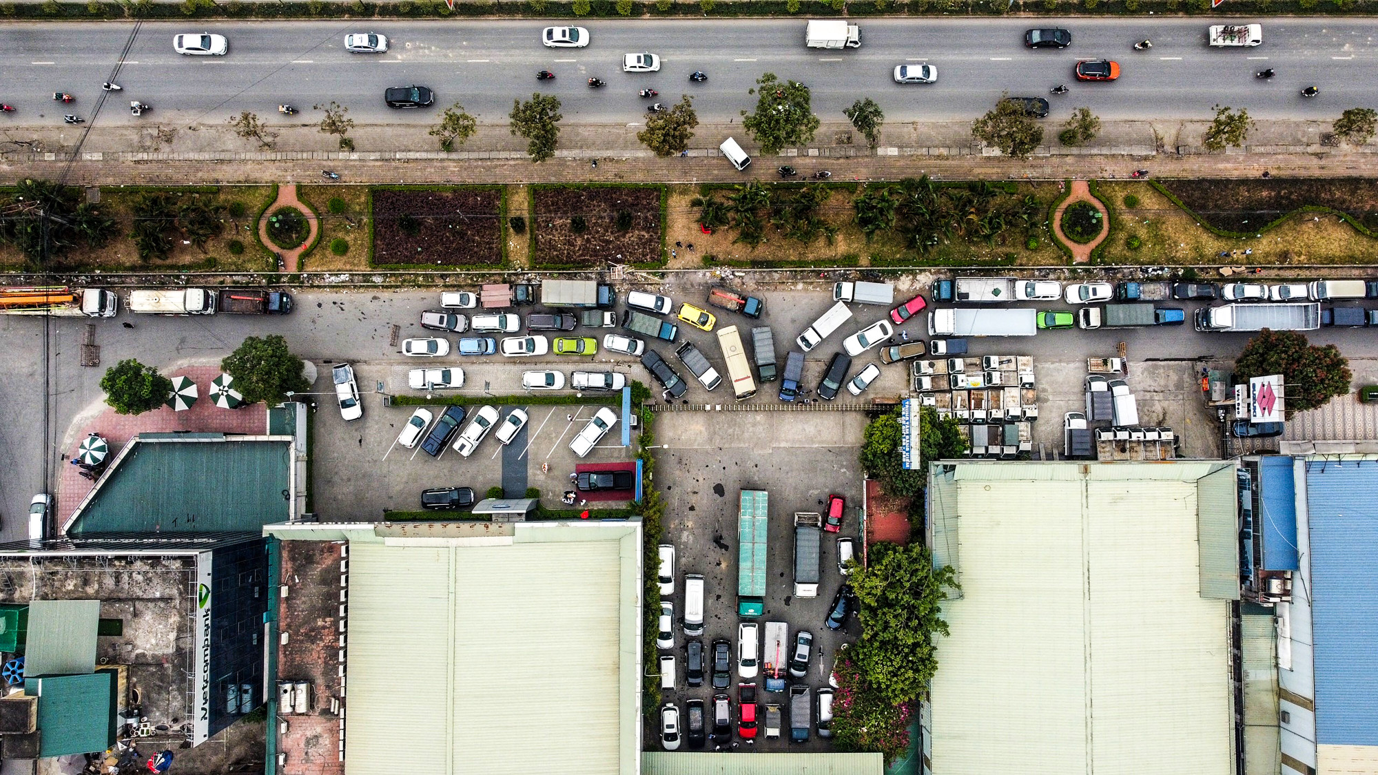 Theo thông tin mới nhất, hiện nay tại Hà Nội đã có 13 trung tâm đăng kiểm còn hoạt động, trong khi nhu cầu vẫn còn rất lớn. Cục Đăng kiểm Việt Nam tiếp tục khuyến cáo, người dân ở Hà Nội chủ động đưa xe sang các trung tâm đăng kiểm ở các tỉnh lân cận để thực hiện kiểm định xe, tránh phải chờ lâu, ùn tắc ở Hà Nội. Theo thông tin mới nhất, hiện nay tại Hà Nội đã có 13 trung tâm đăng kiểm còn hoạt động, trong khi nhu cầu vẫn còn rất lớn. Cục Đăng kiểm Việt Nam tiếp tục khuyến cáo, người dân ở Hà Nội chủ động đưa xe sang các trung tâm đăng kiểm ở các tỉnh lân cận để thực hiện kiểm định xe, tránh phải chờ lâu, ùn tắc ở Hà Nội.