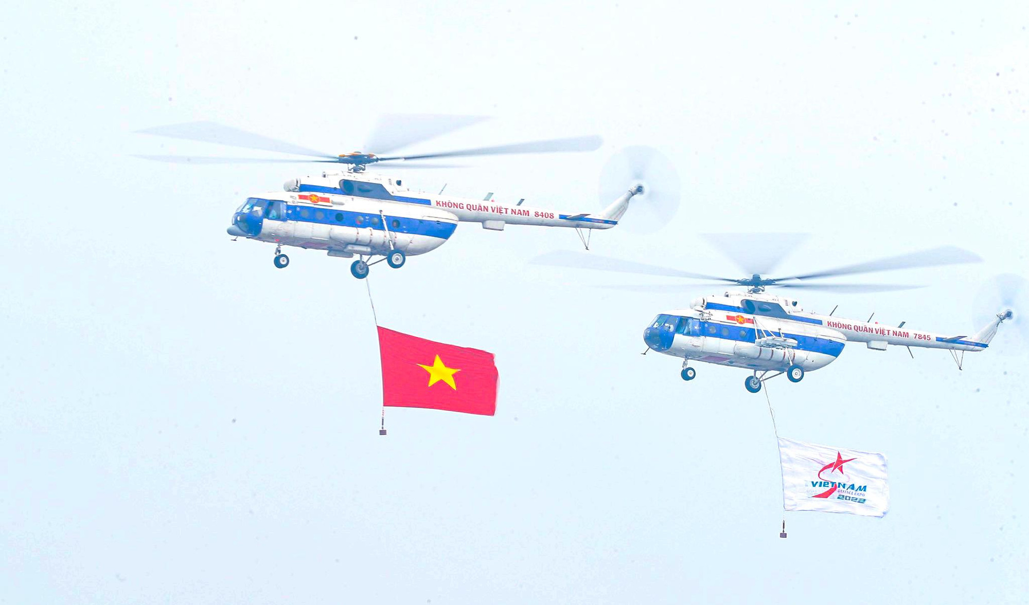 Dàn trực thăng Mi bay trình diễn qua khu vực triển lãm.