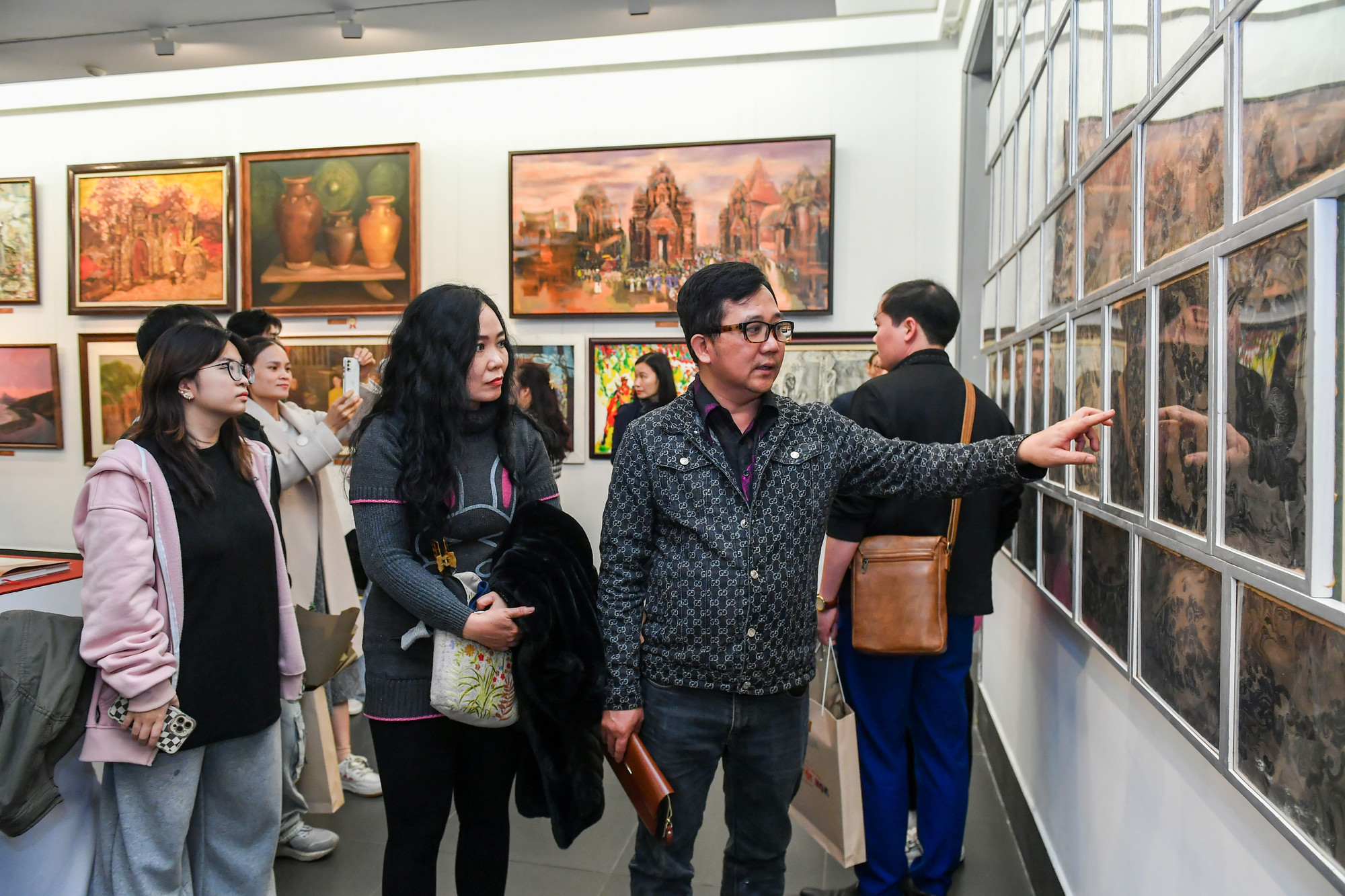 Triển lãm thu hút đông đảo người xem.