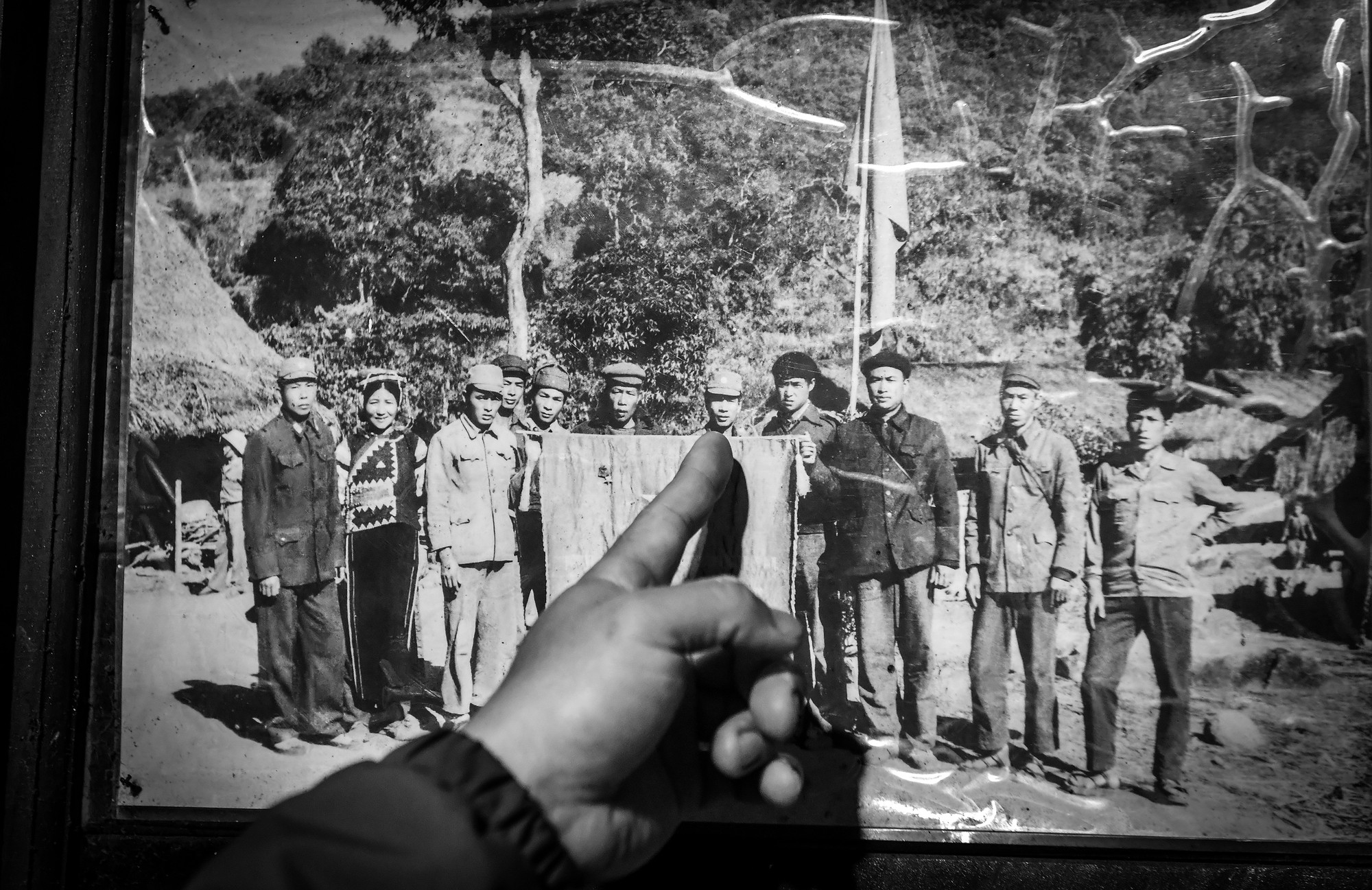 Bức ảnh ghi lại thời khắc khi Ban Công an xã Sín Thầu được nhận danh hiệu anh hùng.