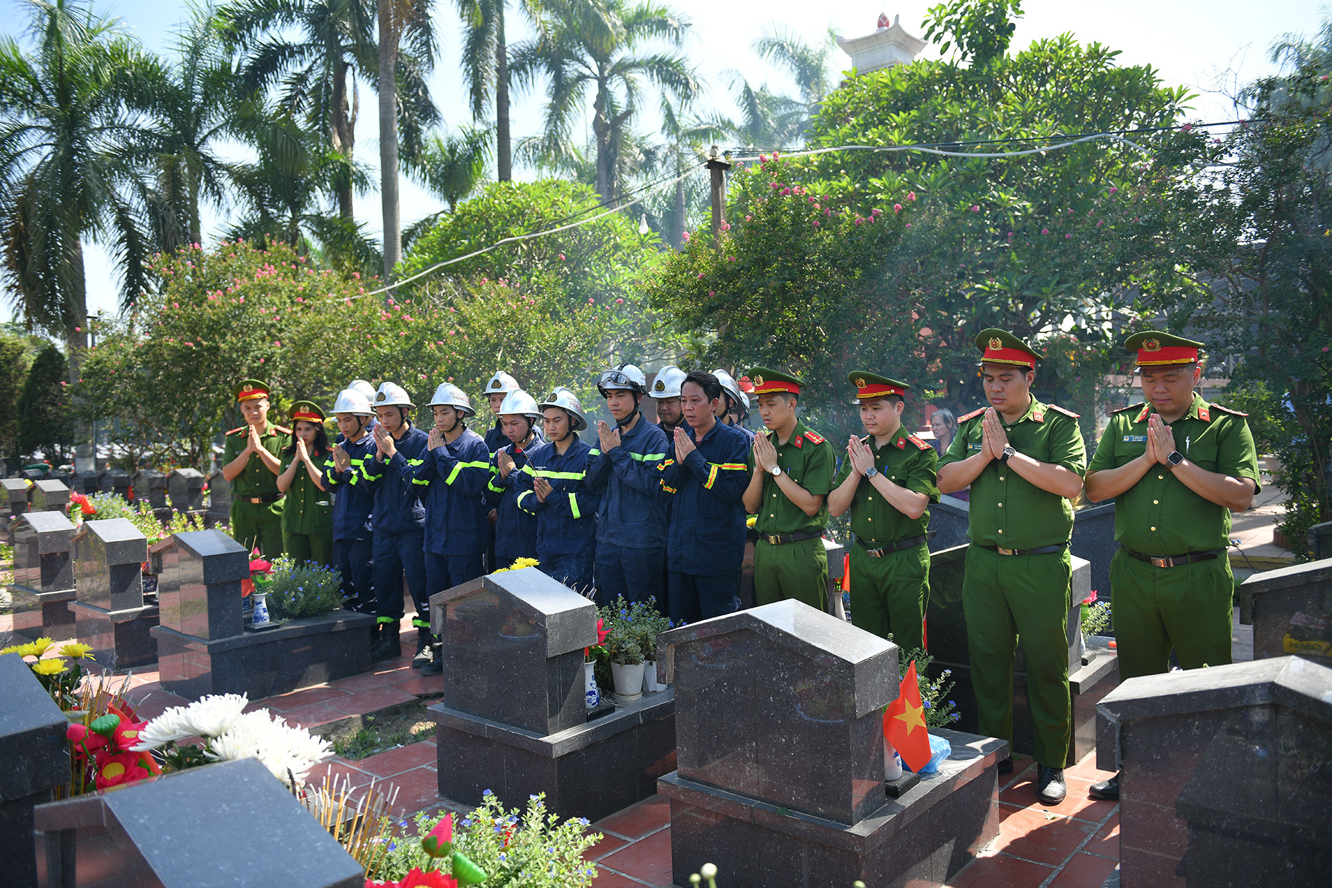 Các cán bộ chiến sĩ Đội Cảnh sát Phòng cháy, chữa cháy và Cứu nạn, cứu hộ quận Bắc Từ Liêm kính cẩn nghiêng mình, bày tỏ lòng biết ơn sâu sắc với công lao của các Anh hùng liệt sĩ.