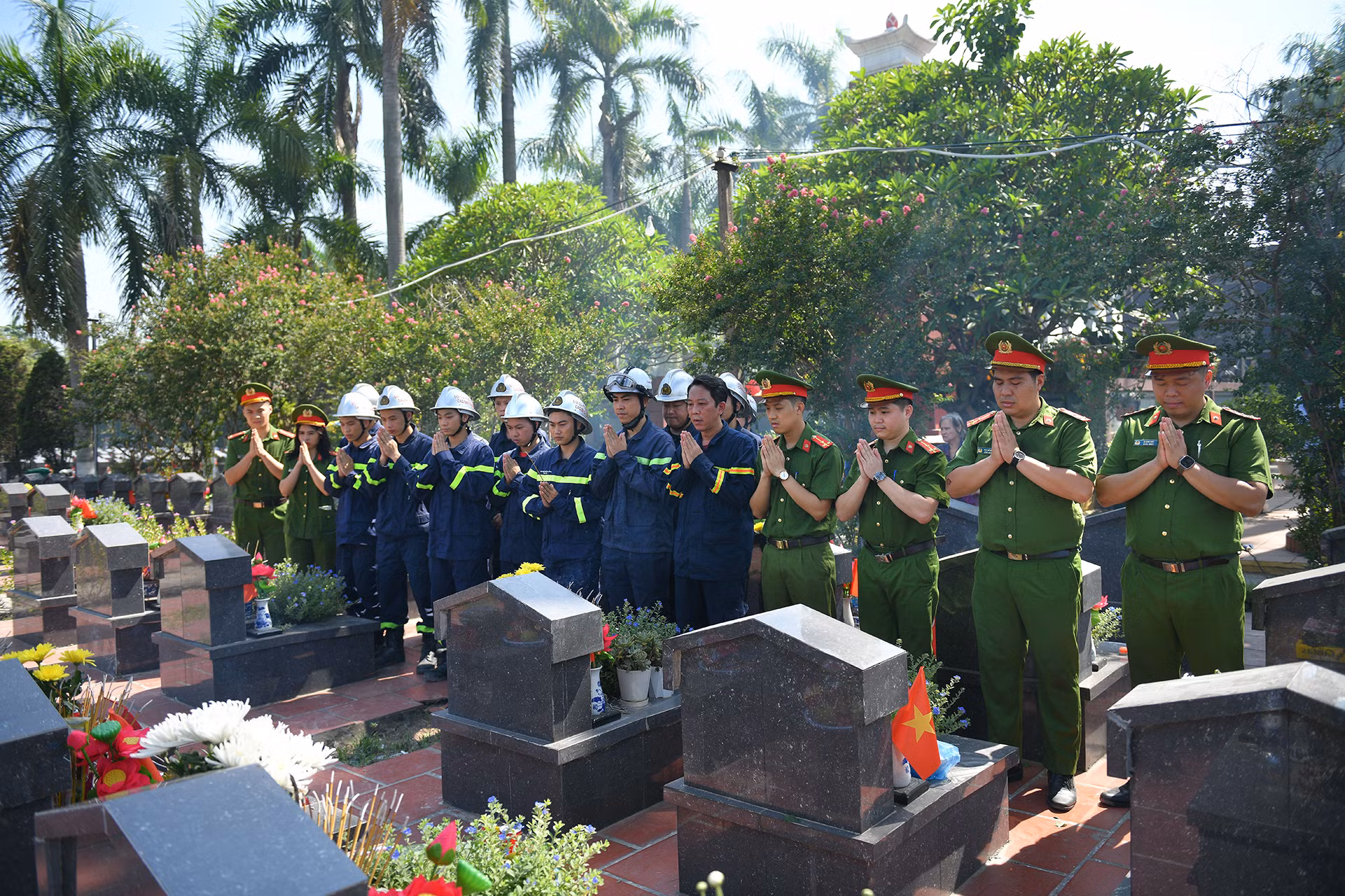 Các cán bộ chiến sĩ Đội Cảnh sát Phòng cháy, chữa cháy và Cứu nạn, cứu hộ quận Bắc Từ Liêm kính cẩn nghiêng mình, bày tỏ lòng biết ơn sâu sắc với công lao của các Anh hùng liệt sĩ.