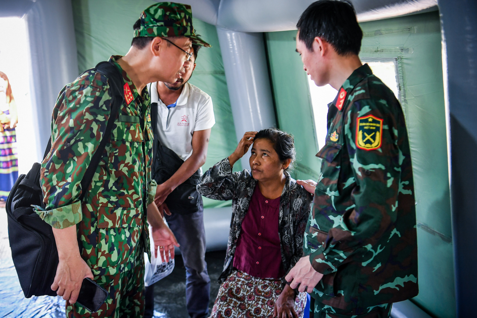 Quân y của đoàn Quân đội nhân dân Việt Nam kiểm tra các triệu chứng cho người dân Myanmar.