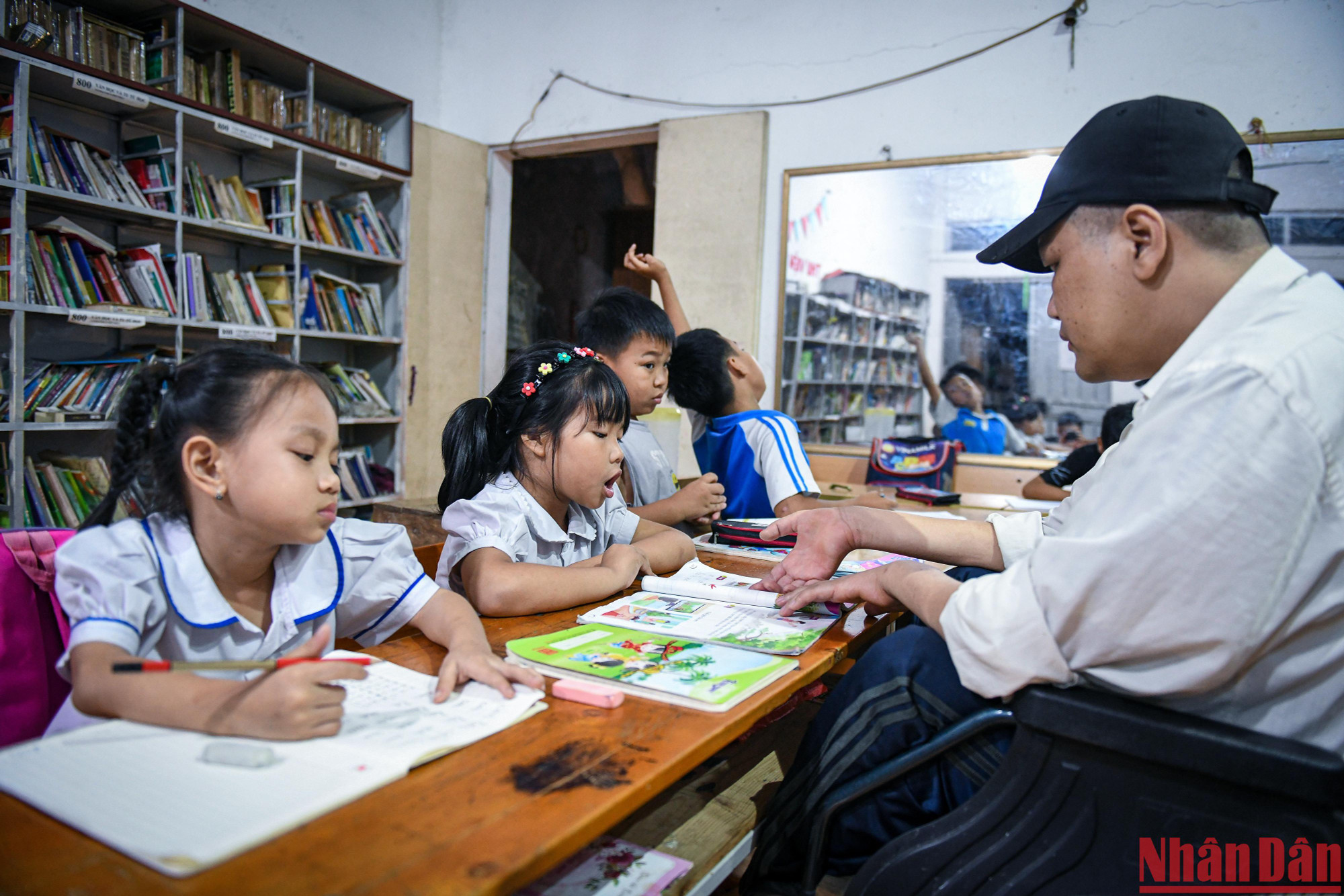Lớp học chủ yếu là các em học lực yếu và tiếp thu chậm tại lớp nên thầy Trường phải rất kiên nhẫn và tận tình chỉ dạy để các em tiếp nhận kiến thức 1 cách từ từ. (Ảnh: THÀNH ĐẠT)