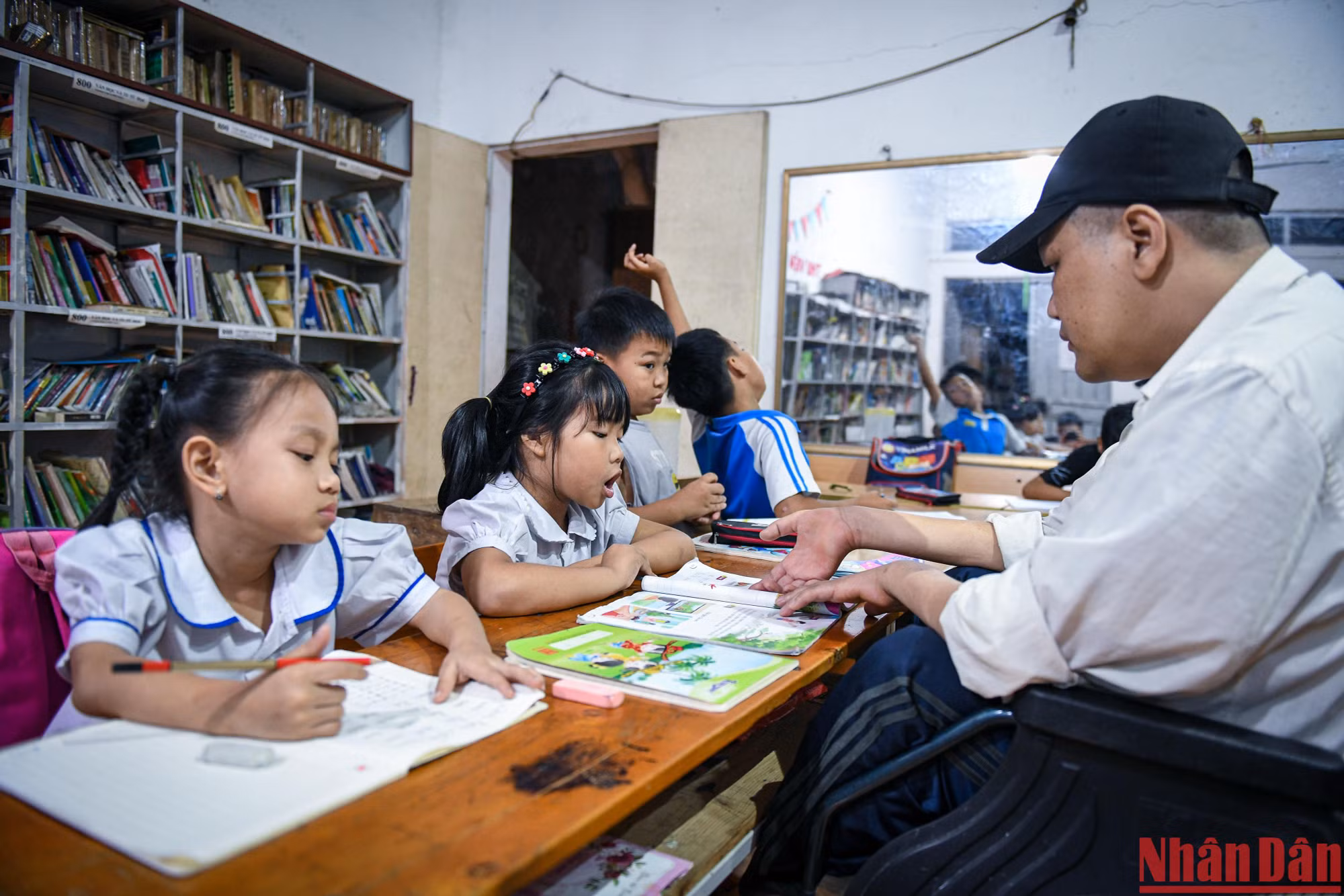 Lớp học chủ yếu là các em học lực yếu và tiếp thu chậm tại lớp nên thầy Trường phải rất kiên nhẫn và tận tình chỉ dạy để các em tiếp nhận kiến thức 1 cách từ từ. (Ảnh: THÀNH ĐẠT)