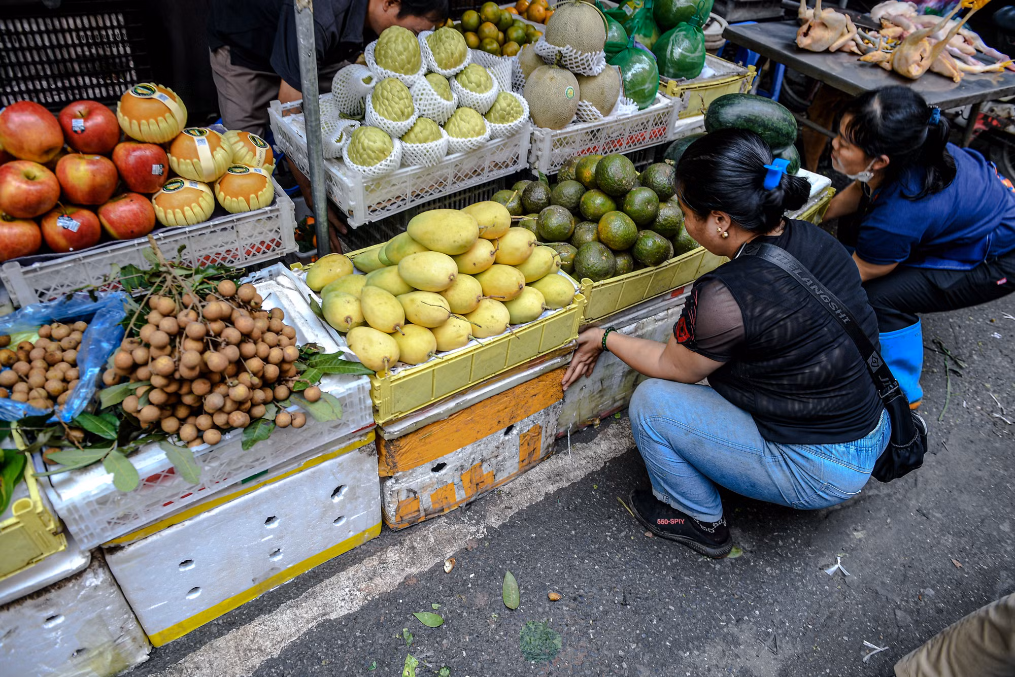 Chỉ khi thấy cơ quan chức năng, các chủ cửa hàng mới... kê, đẩy lại đúng "giới tuyến" cho phép. Chỉ khi thấy cơ quan chức năng, các chủ cửa hàng mới... kê, đẩy lại đúng "giới tuyến" cho phép.