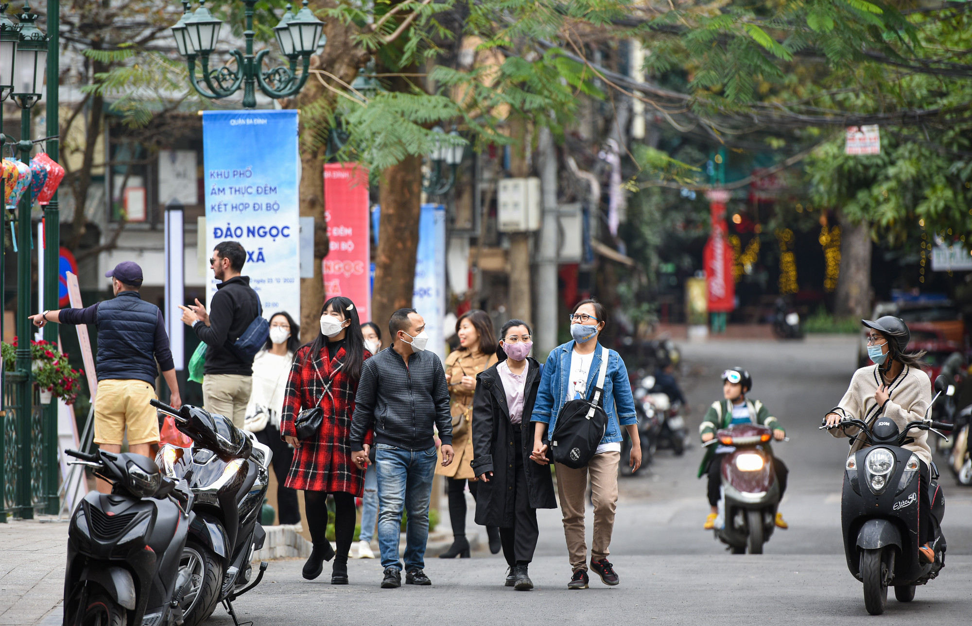 Phố ẩm thực đi bộ "Đảo ngọc Ngũ Xã" khai trương ngày 23/12/2022, vẫn còn khá mới mẻ đối với người dân Thủ đô. (Ảnh: THÀNH ĐẠT)