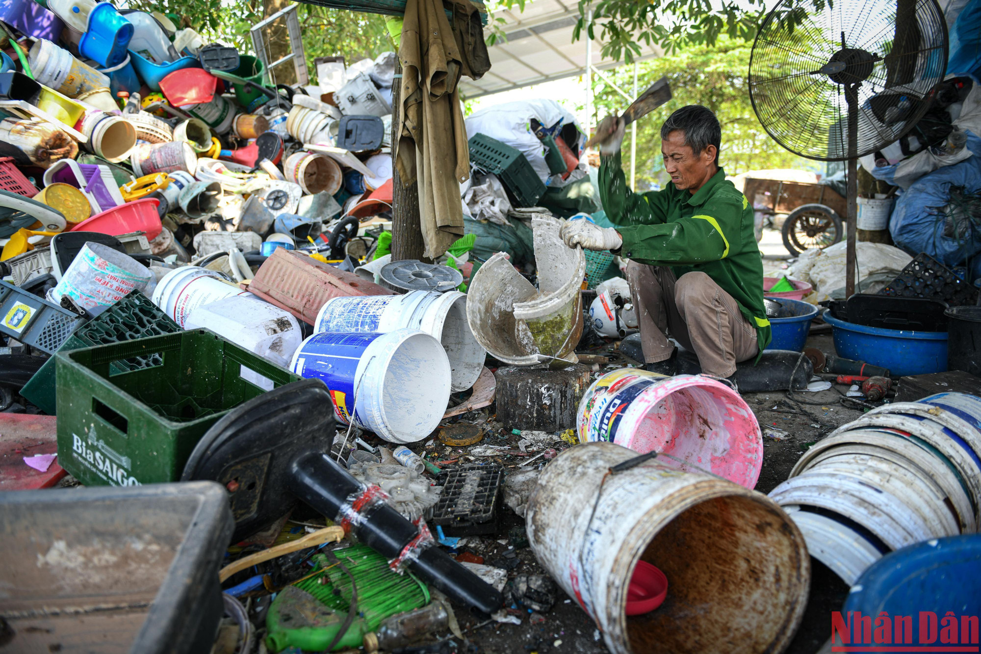Với nhiều người, đây chỉ là những đồ bỏ đi. Nhưng với người Xà Cầu, phế liệu lại là... tiền. Những xô sơn nếu còn lành lặn sẽ được tận dụng, bán lại. Những chiếc bị vỡ thì sẽ được cánh công nhân chẻ ra, trước khi cho vào máy cắt thành nhiều phần nhỏ hơn...