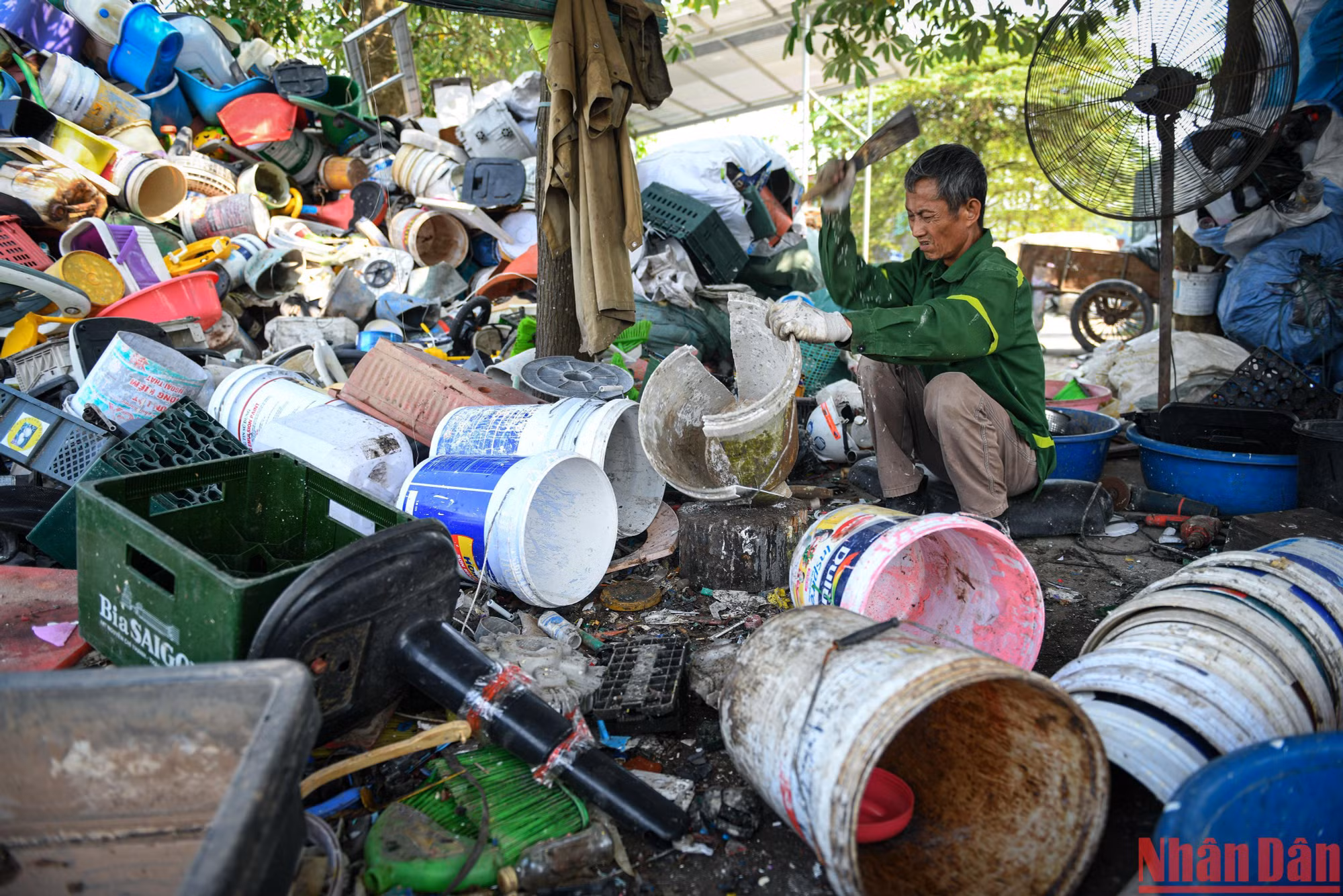 Với nhiều người, đây chỉ là những đồ bỏ đi. Nhưng với người Xà Cầu, phế liệu lại là... tiền. Những xô sơn nếu còn lành lặn sẽ được tận dụng, bán lại. Những chiếc bị vỡ thì sẽ được cánh công nhân chẻ ra, trước khi cho vào máy cắt thành nhiều phần nhỏ hơn... Với nhiều người, đây chỉ là những đồ bỏ đi. Nhưng với người Xà Cầu, phế liệu lại là... tiền. Những xô sơn nếu còn lành lặn sẽ được tận dụng, bán lại. Những chiếc bị vỡ thì sẽ được cánh công nhân chẻ ra, trước khi cho vào máy cắt thành nhiều phần nhỏ hơn...