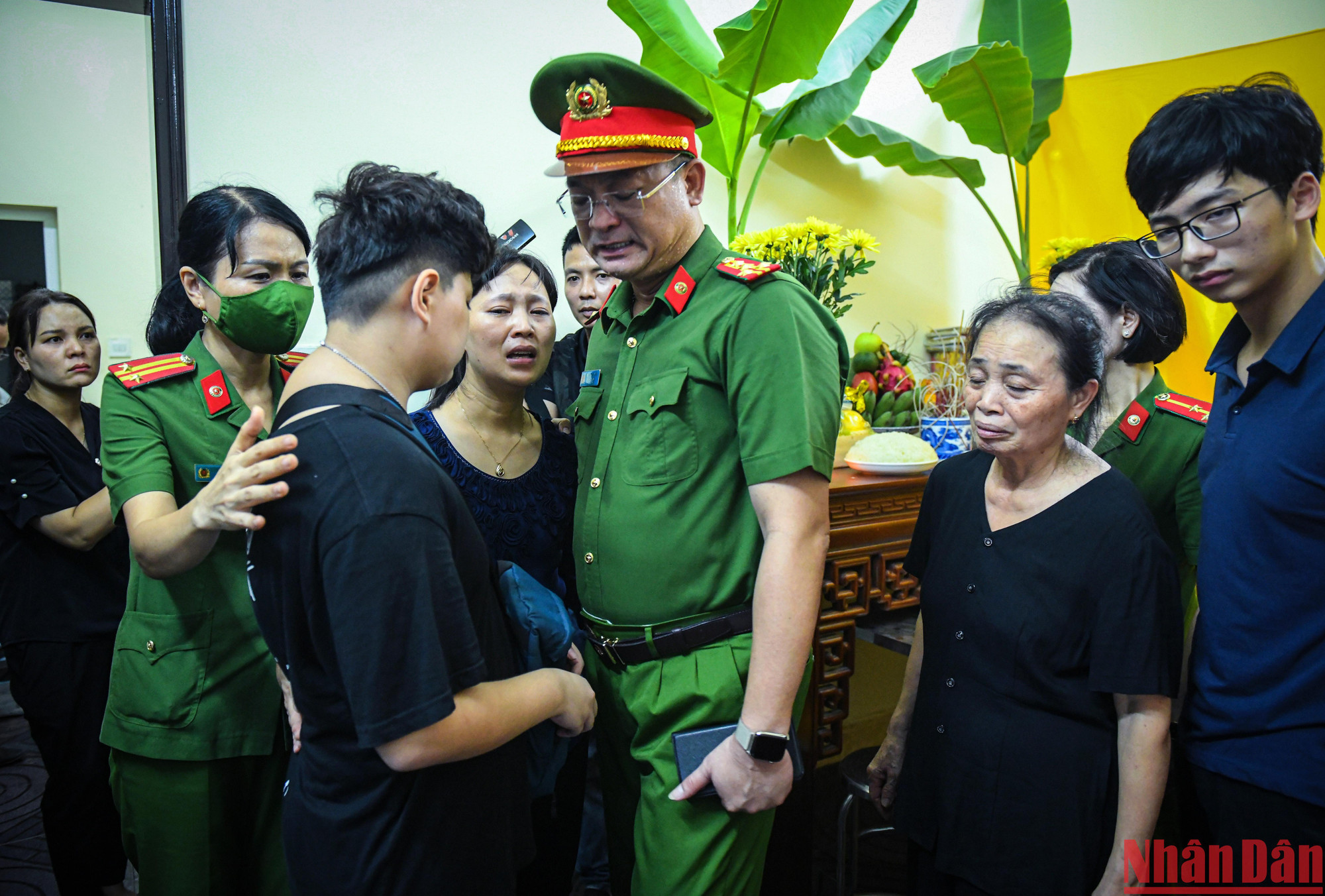 Đại tá Phạm Trung Hiếu, Trưởng phòng Cảnh sát phòng cháy, chữa cháy và cứu nạn, cứu hộ (Công an Thành phố Hà Nội) cũng không kìm nổi nước mắt khi đến chia buồn cùng gia đình Thượng tá Đặng Anh Quân.