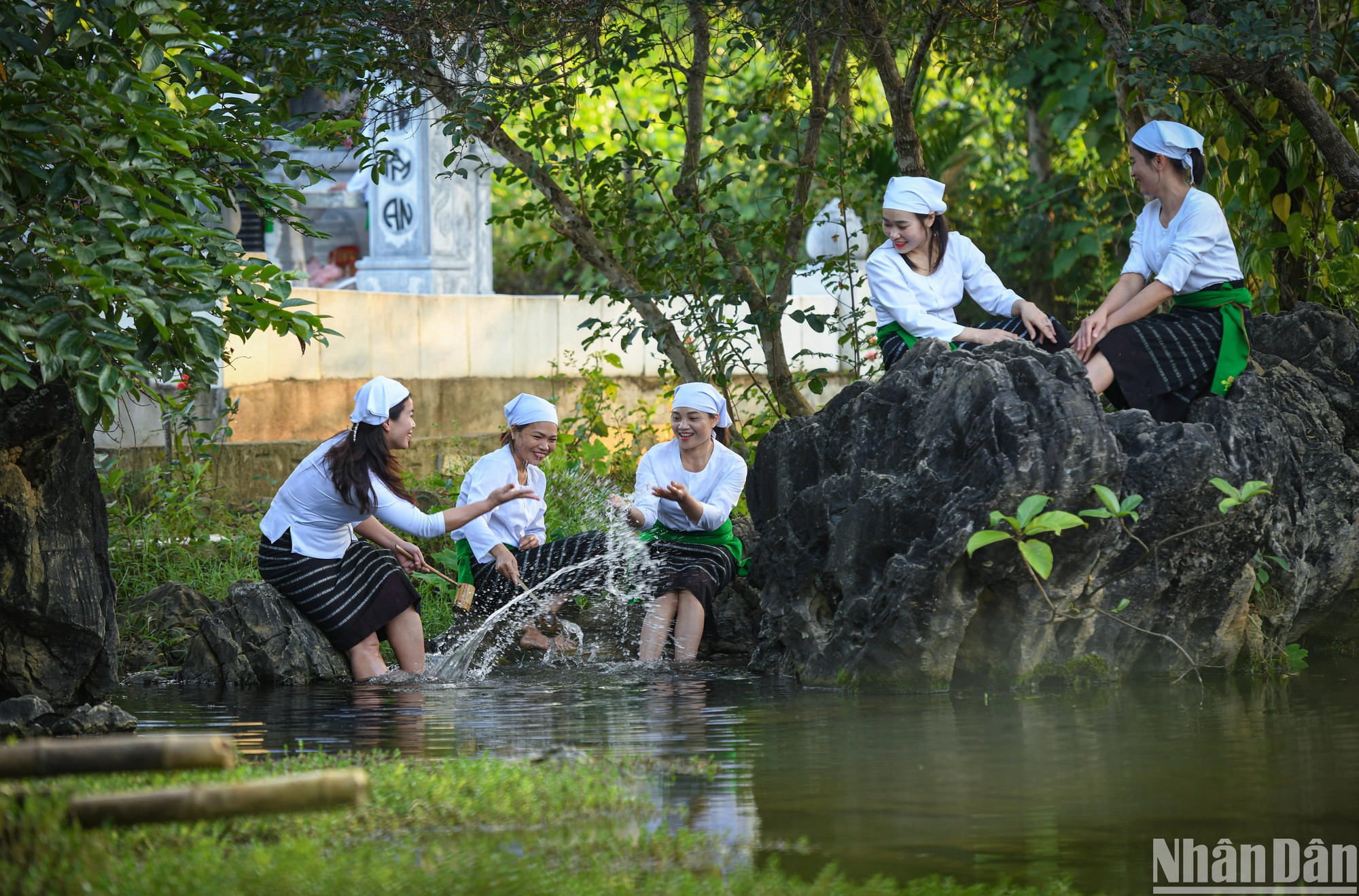 Các cô gái dân tộc Thổ lấy nước tại miếu Mó trong "Lễ hội Bốc Mó". (Ảnh: THÀNH ĐẠT)