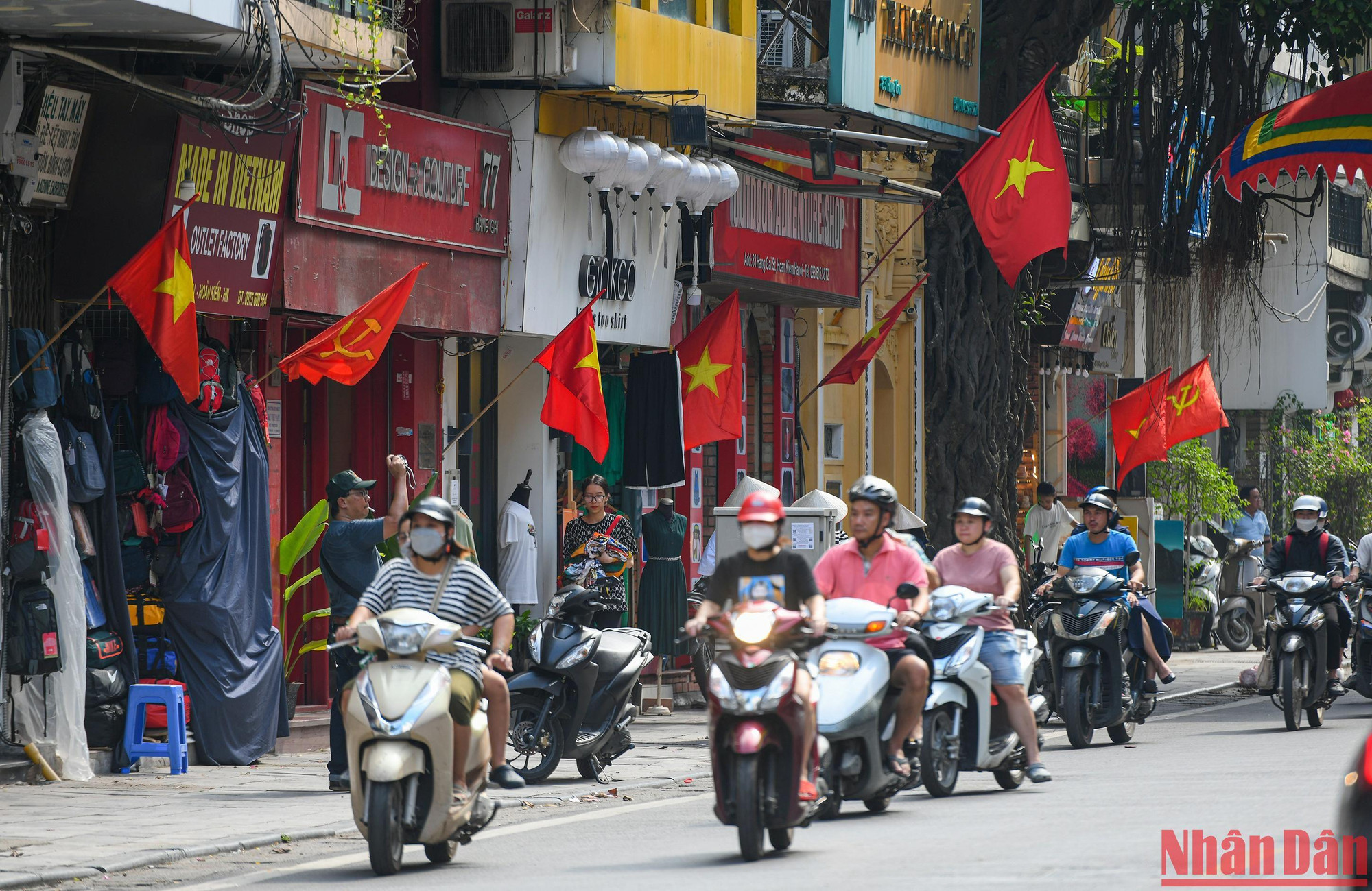 Các tuyến phố chính của Hà Nội những ngày này rợp sắc cờ đỏ sao vàng chào mừng Quốc khánh 2/9.