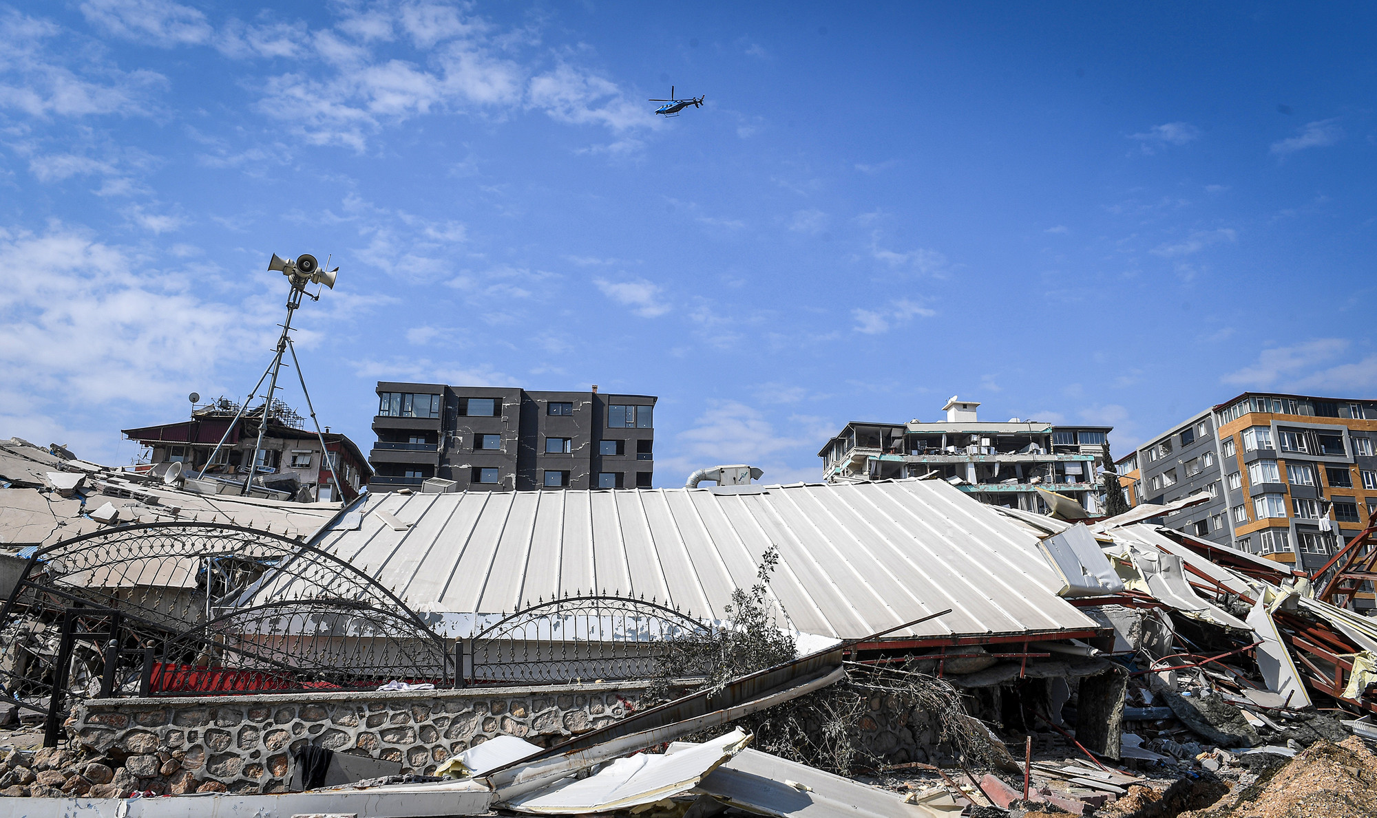 Trận động đất độ lớn 7,8 xảy ra sáng sớm 6/2 đã gây thiệt hại thảm khốc ở một loạt các địa phương khu vực biên giới đông nam Thổ Nhĩ Kỳ khiến nhiều tòa nhà đổ sập...