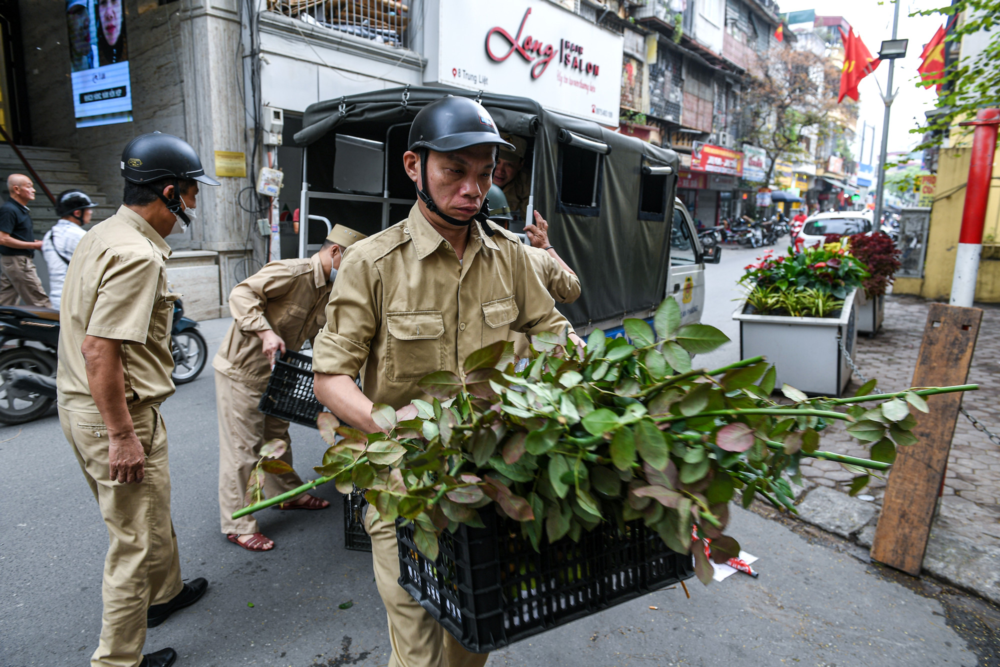 Lực lượng dân phòng thu giữ hàng hóa lấn chiếm lòng đường, vỉa hè tại khu vực chợ tạm Khương Thượng. Lực lượng dân phòng thu giữ hàng hóa lấn chiếm lòng đường, vỉa hè tại khu vực chợ tạm Khương Thượng.