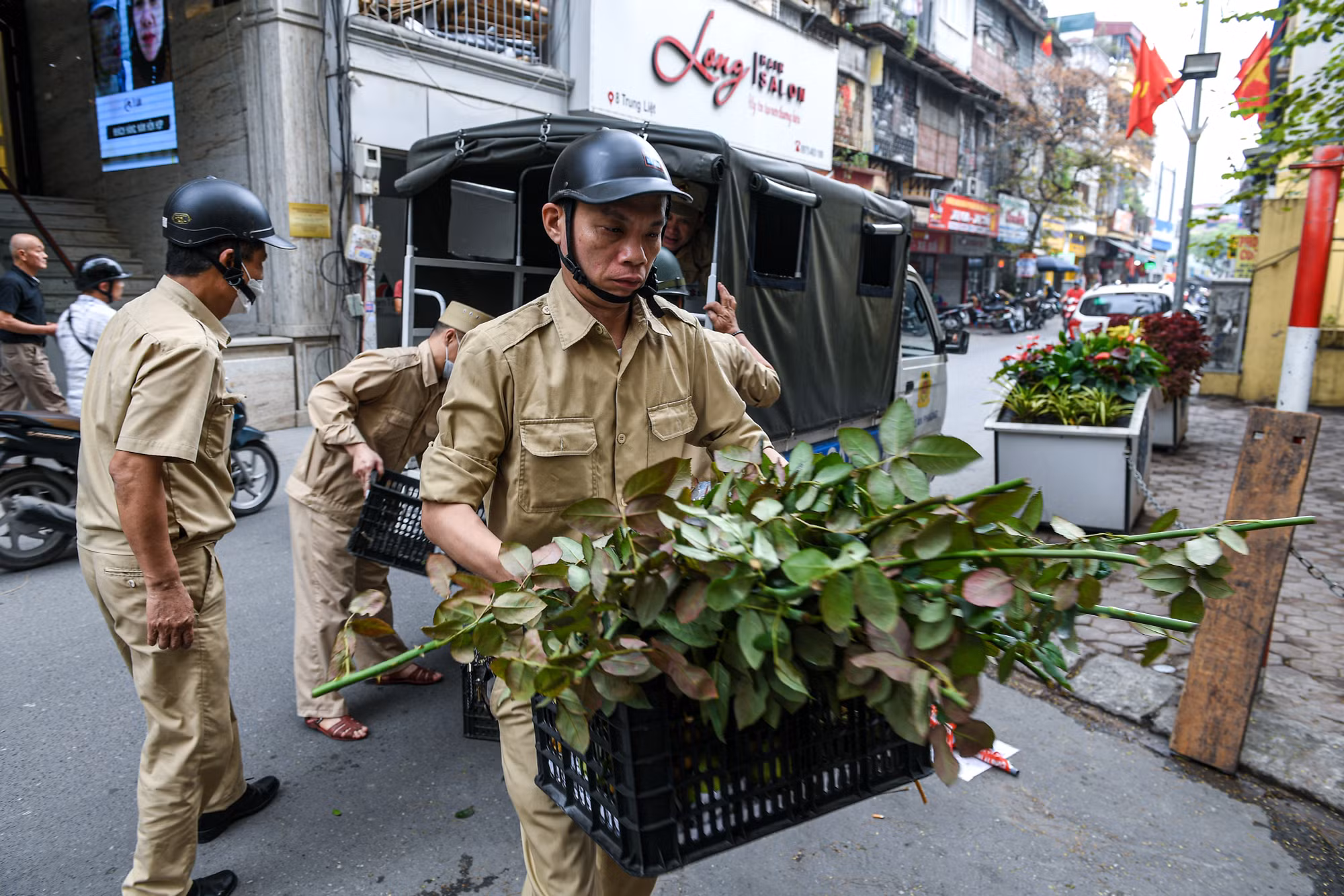 Lực lượng dân phòng thu giữ hàng hóa lấn chiếm lòng đường, vỉa hè tại khu vực chợ tạm Khương Thượng. Lực lượng dân phòng thu giữ hàng hóa lấn chiếm lòng đường, vỉa hè tại khu vực chợ tạm Khương Thượng.