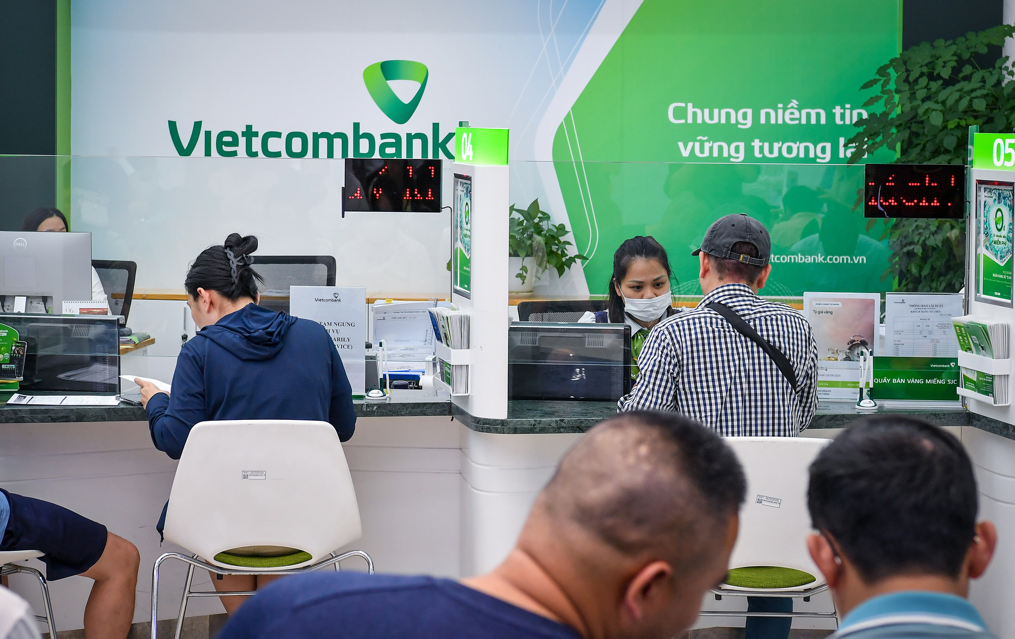 Khách có thể thanh toán bằng chuyển khoản hoặc tiền mặt, tuy nhiên ngân hàng khuyến khích thanh toán bằng chuyển khoản để dễ kiểm soát và nhanh gọn hơn.